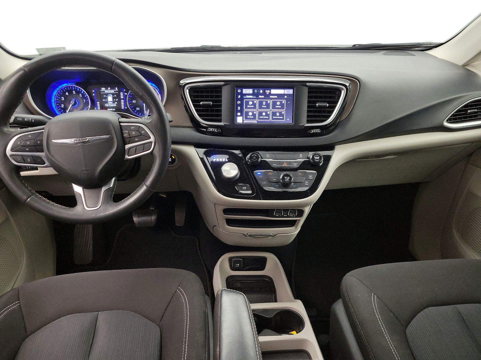 Thumbnail: 2022 Chrysler Voyager - 9