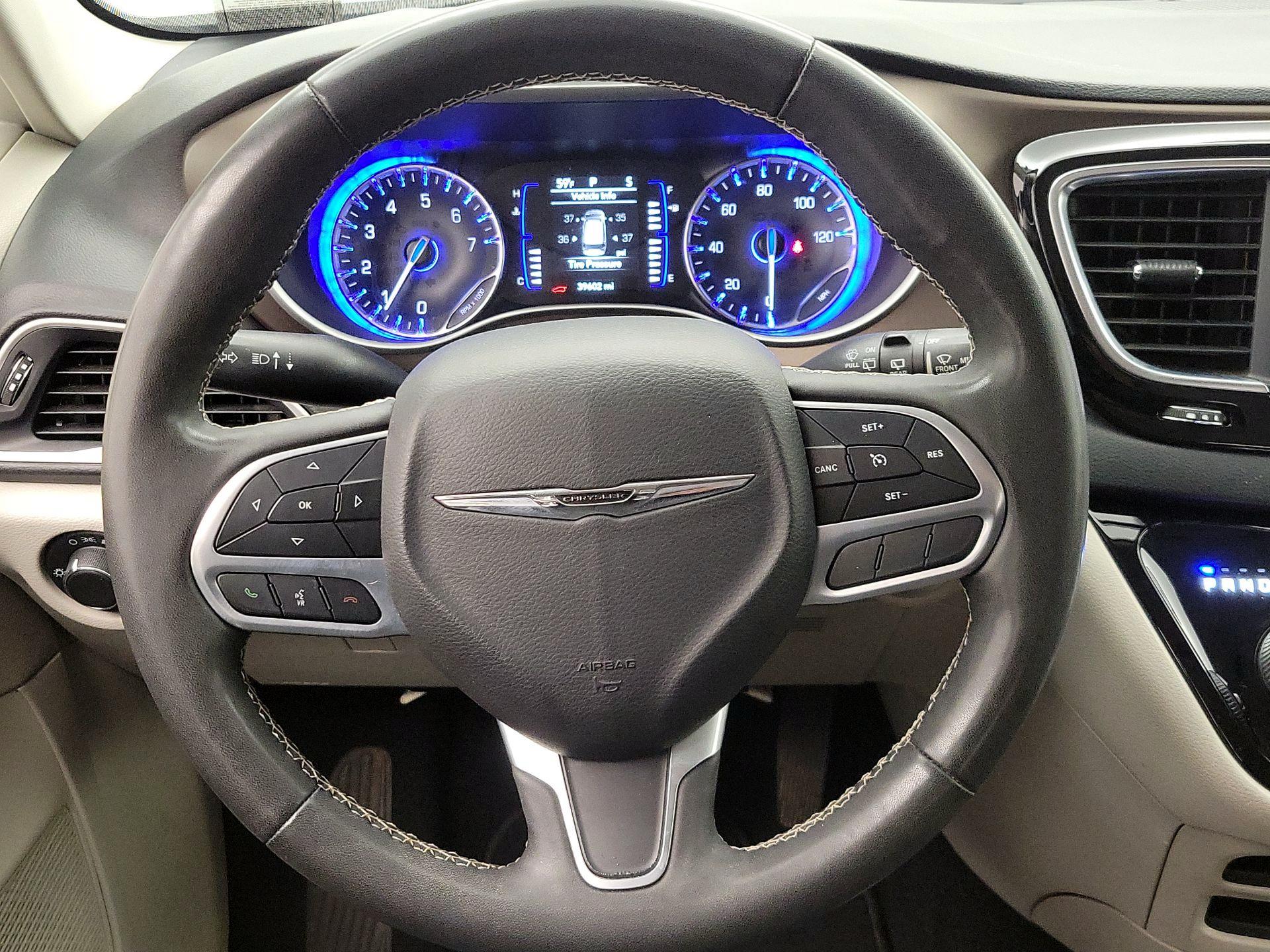 Thumbnail: 2022 Chrysler Voyager - 10