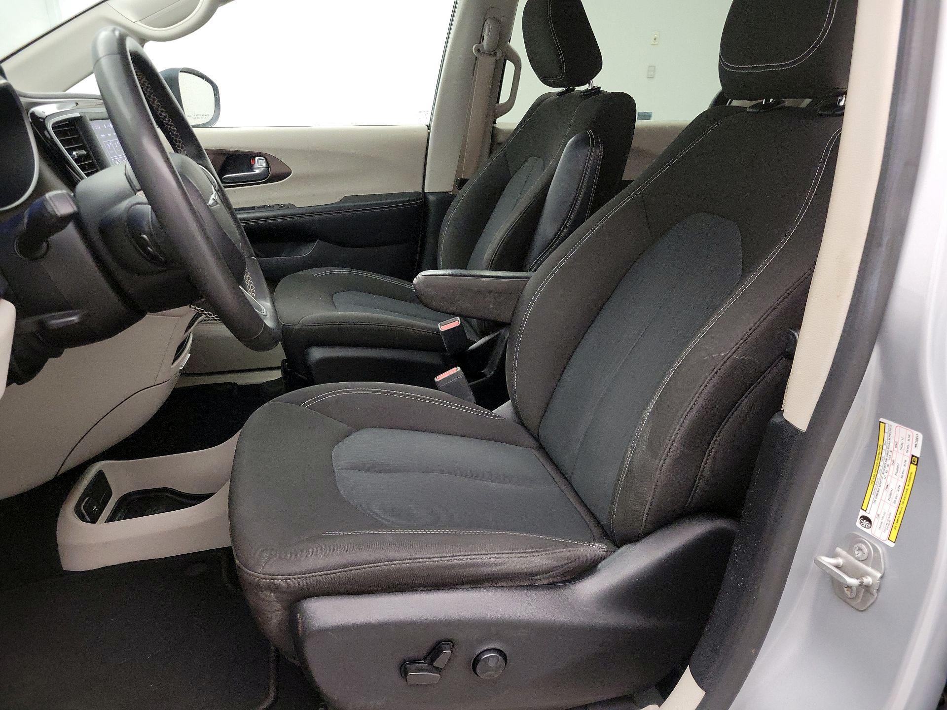 Thumbnail: 2022 Chrysler Voyager - 11