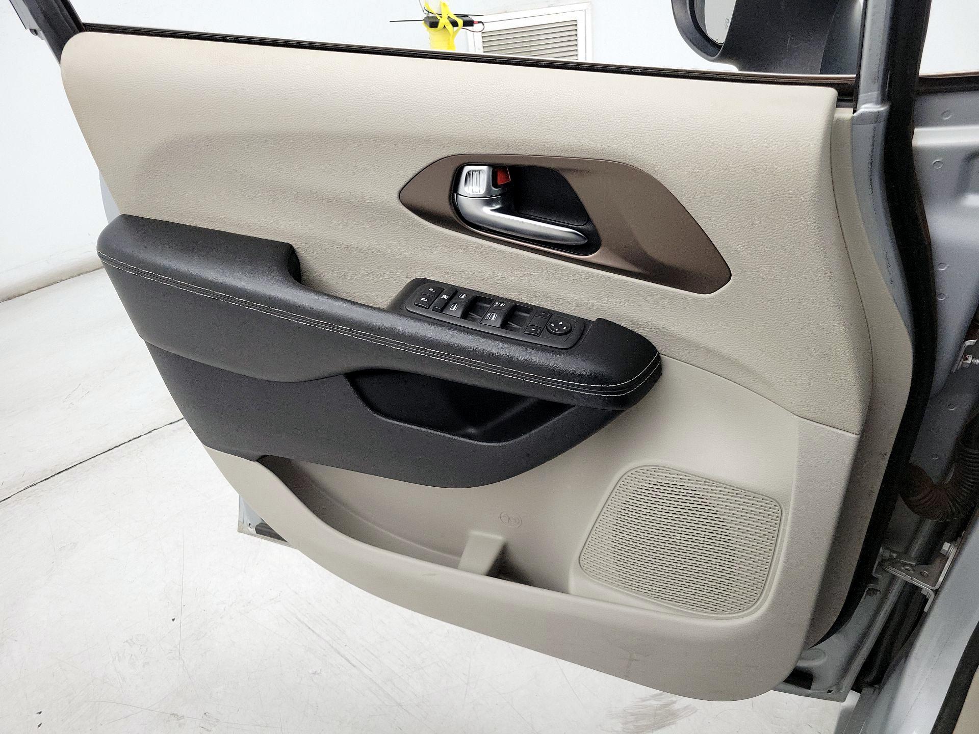 Thumbnail: 2022 Chrysler Voyager - 12