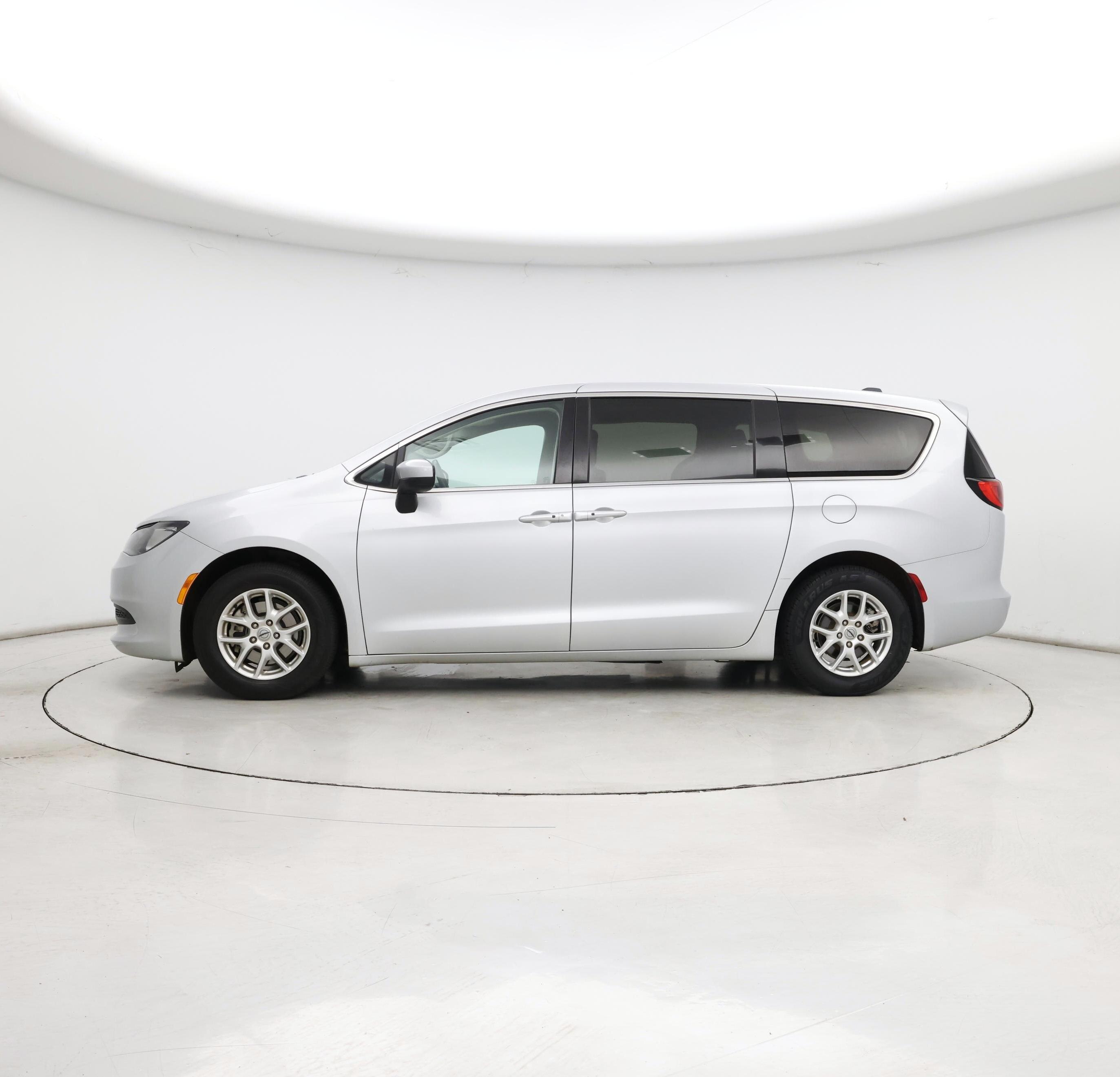 Thumbnail: 2022 Chrysler Voyager - 3