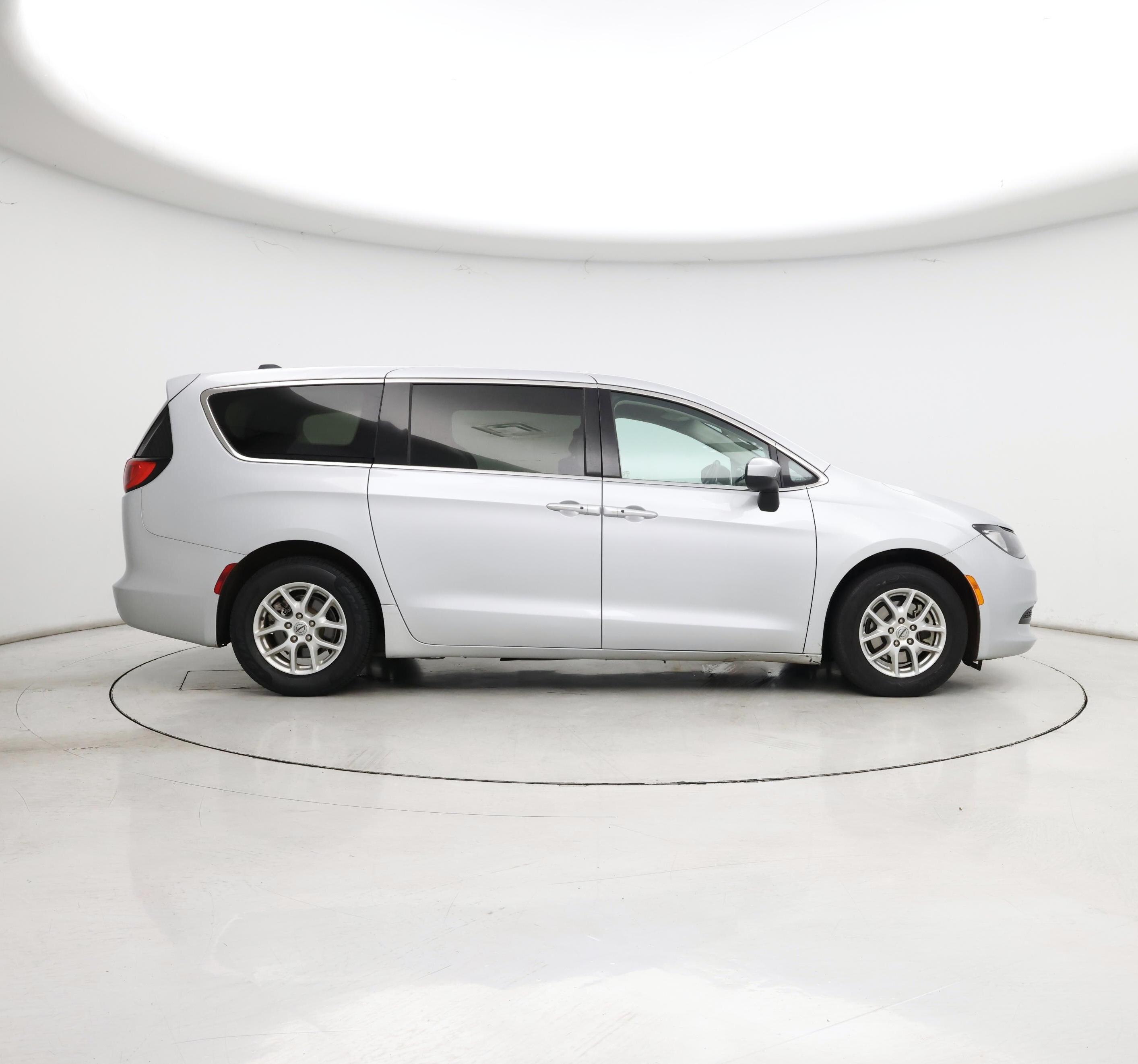Thumbnail: 2022 Chrysler Voyager - 7