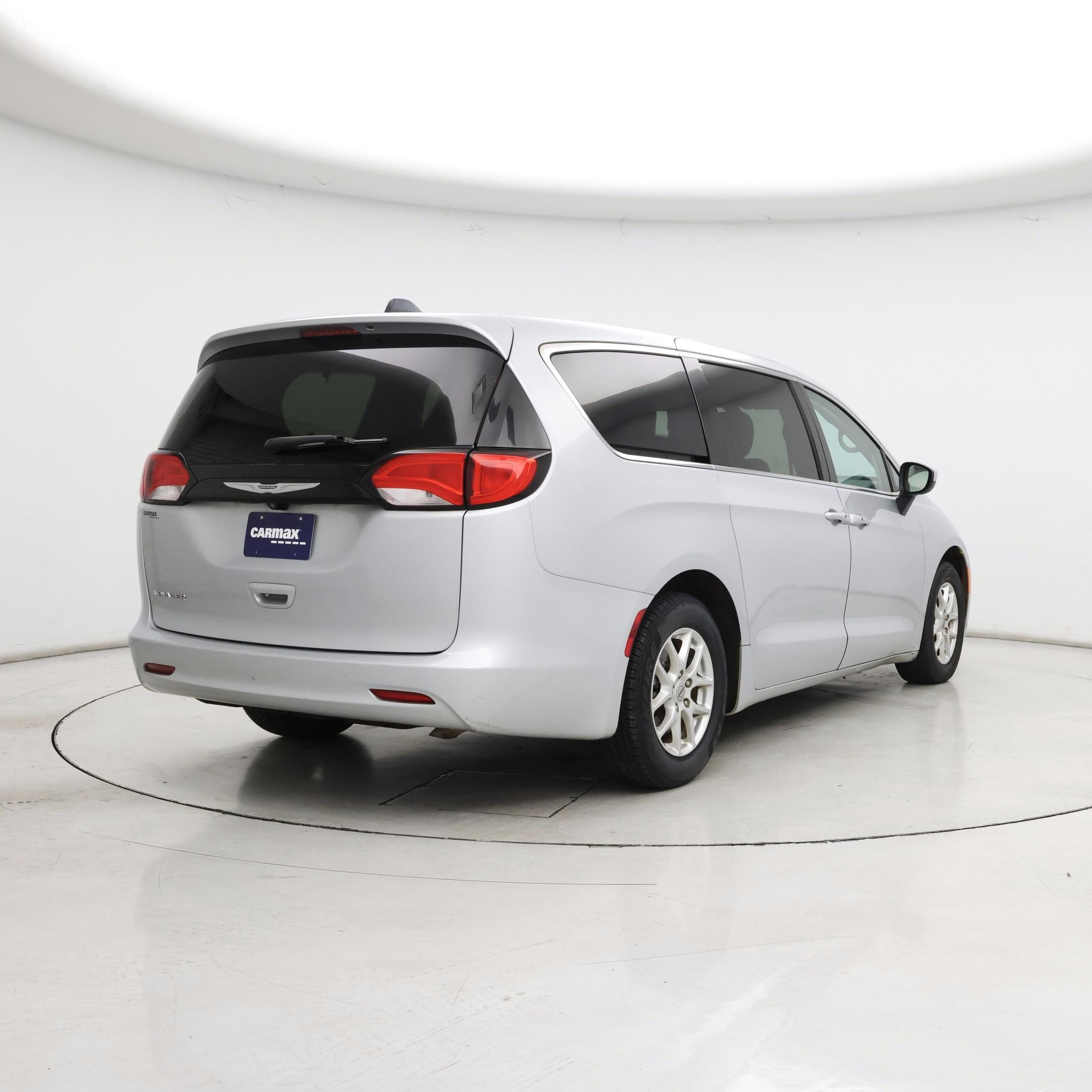 Thumbnail: 2022 Chrysler Voyager - 8