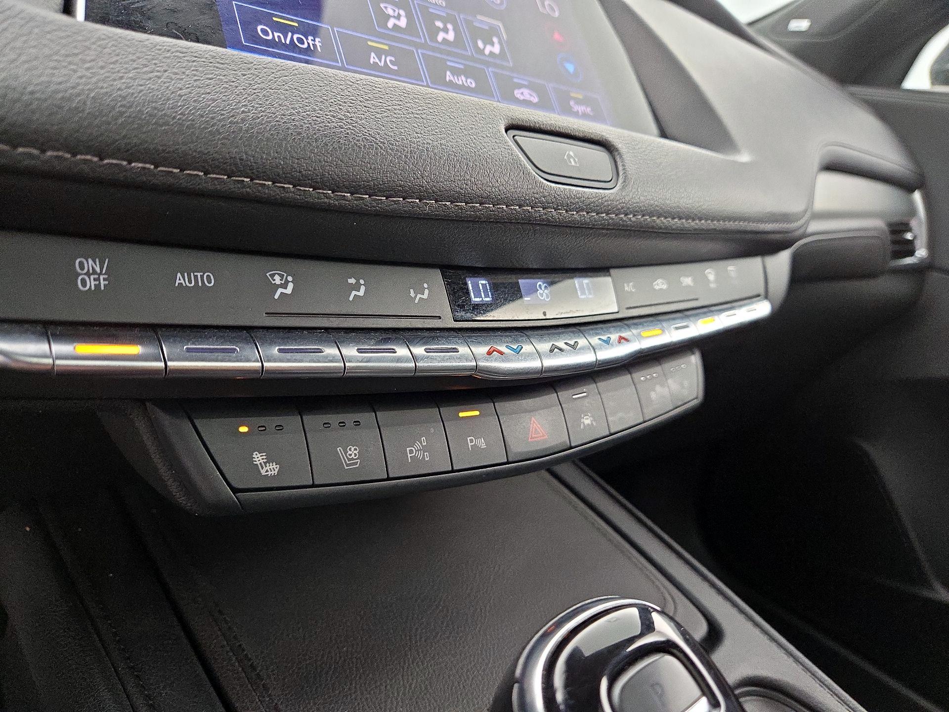 Thumbnail: 2023 Cadillac XT4 - 17