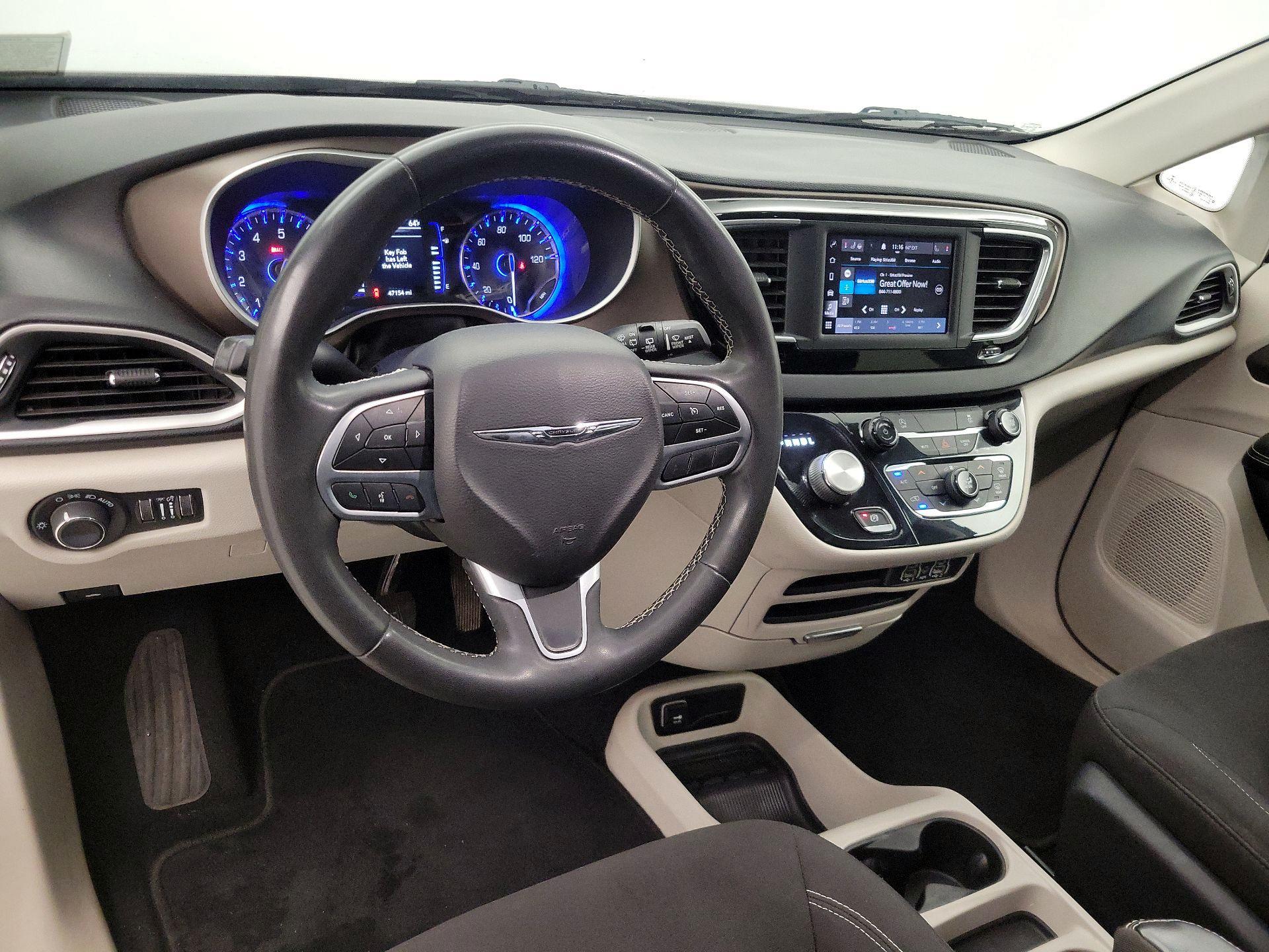 Thumbnail: 2022 Chrysler Voyager - 9