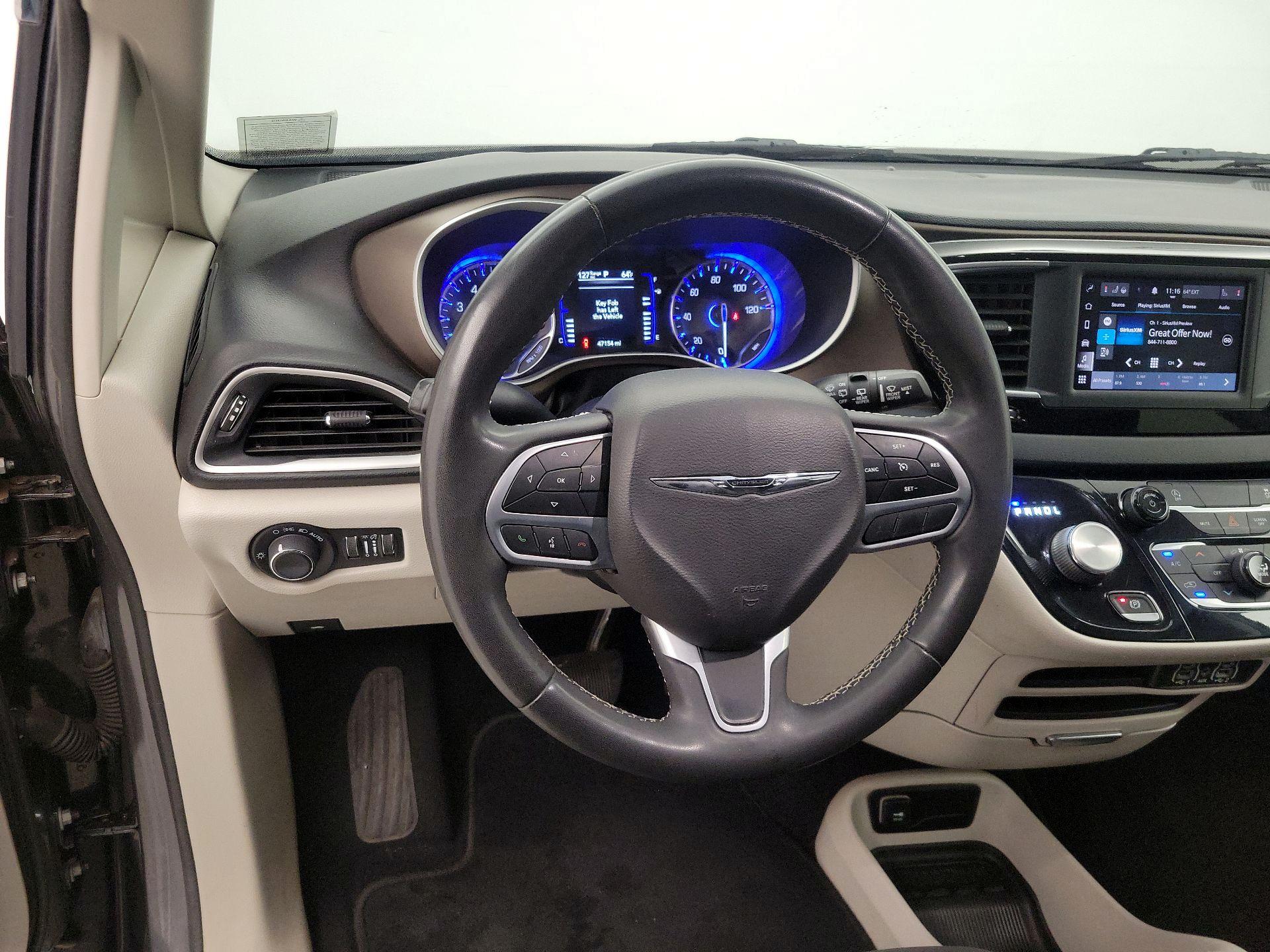 Thumbnail: 2022 Chrysler Voyager - 10