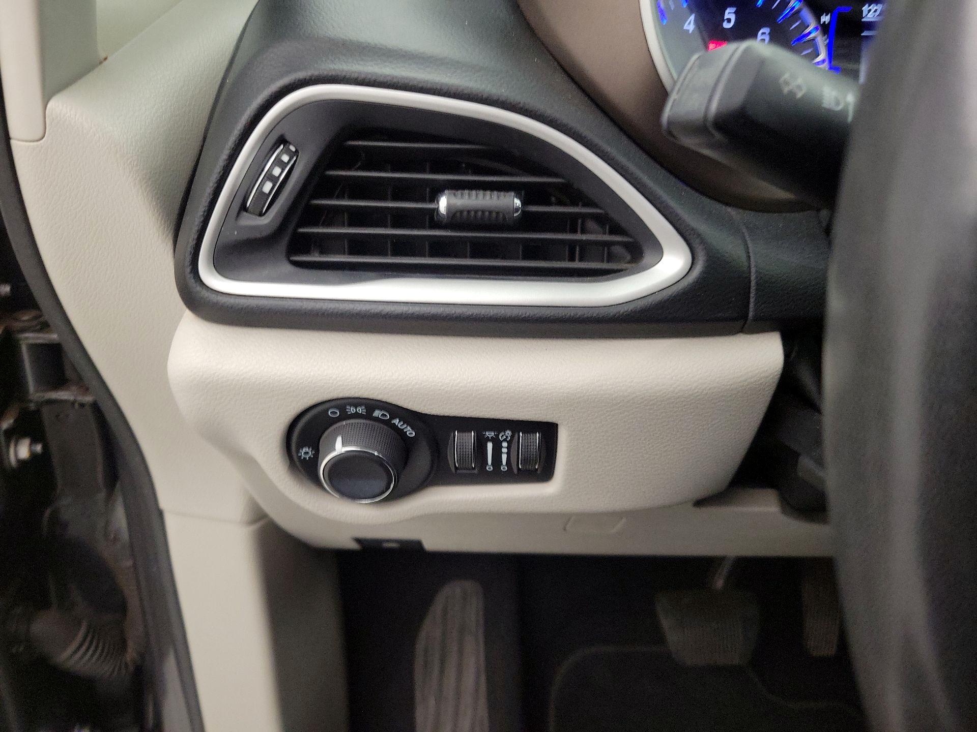 Thumbnail: 2022 Chrysler Voyager - 13