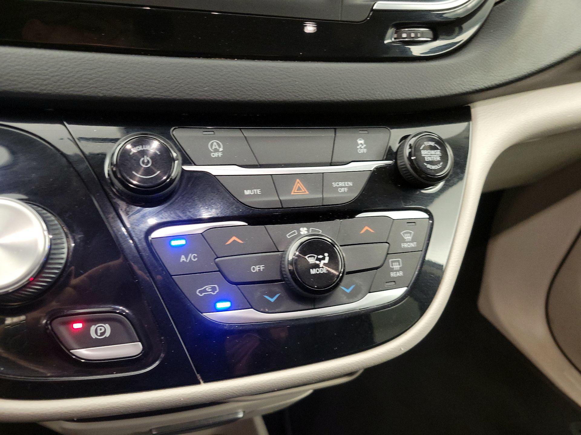 Thumbnail: 2022 Chrysler Voyager - 16