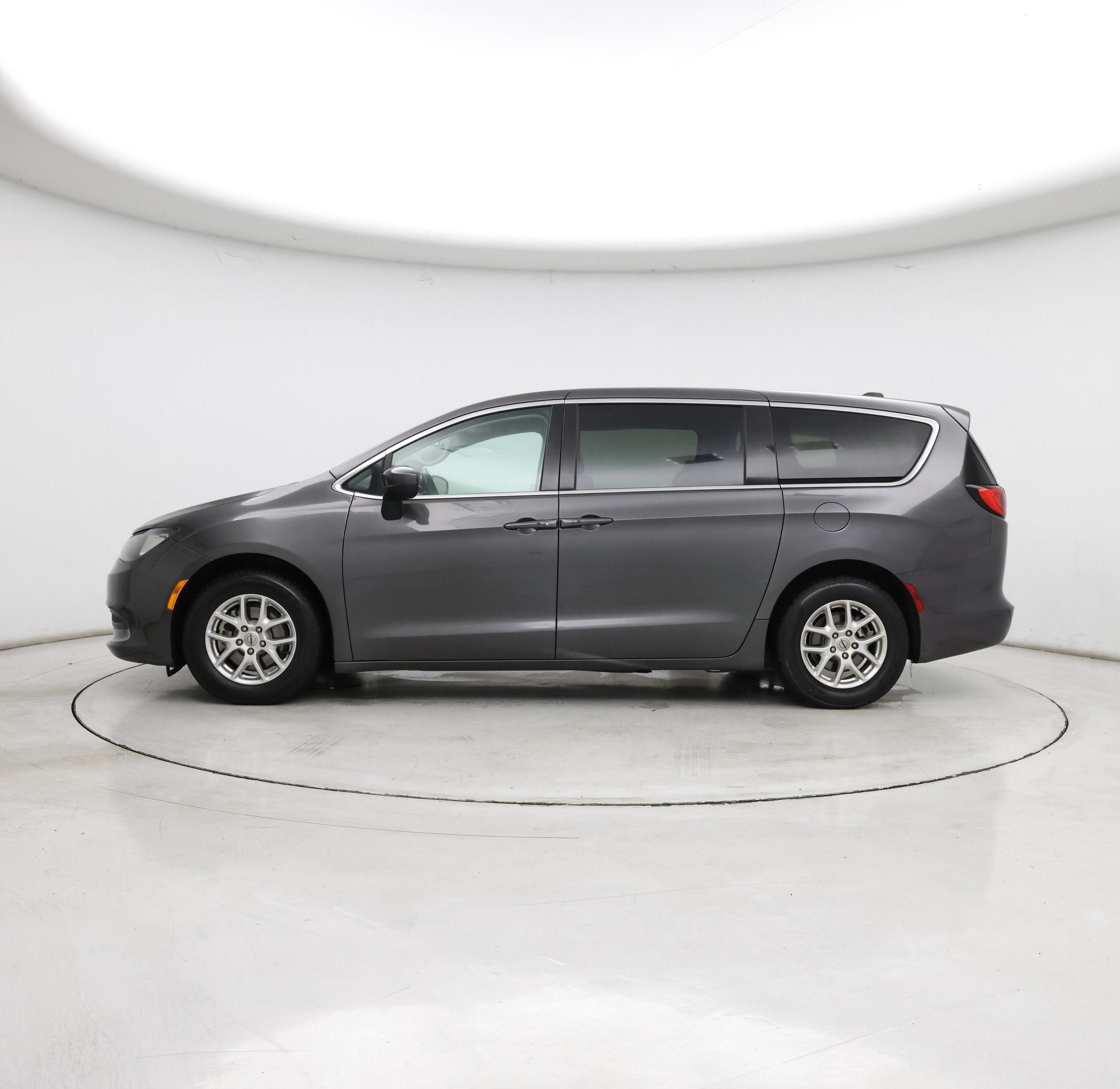 Thumbnail: 2022 Chrysler Voyager - 3