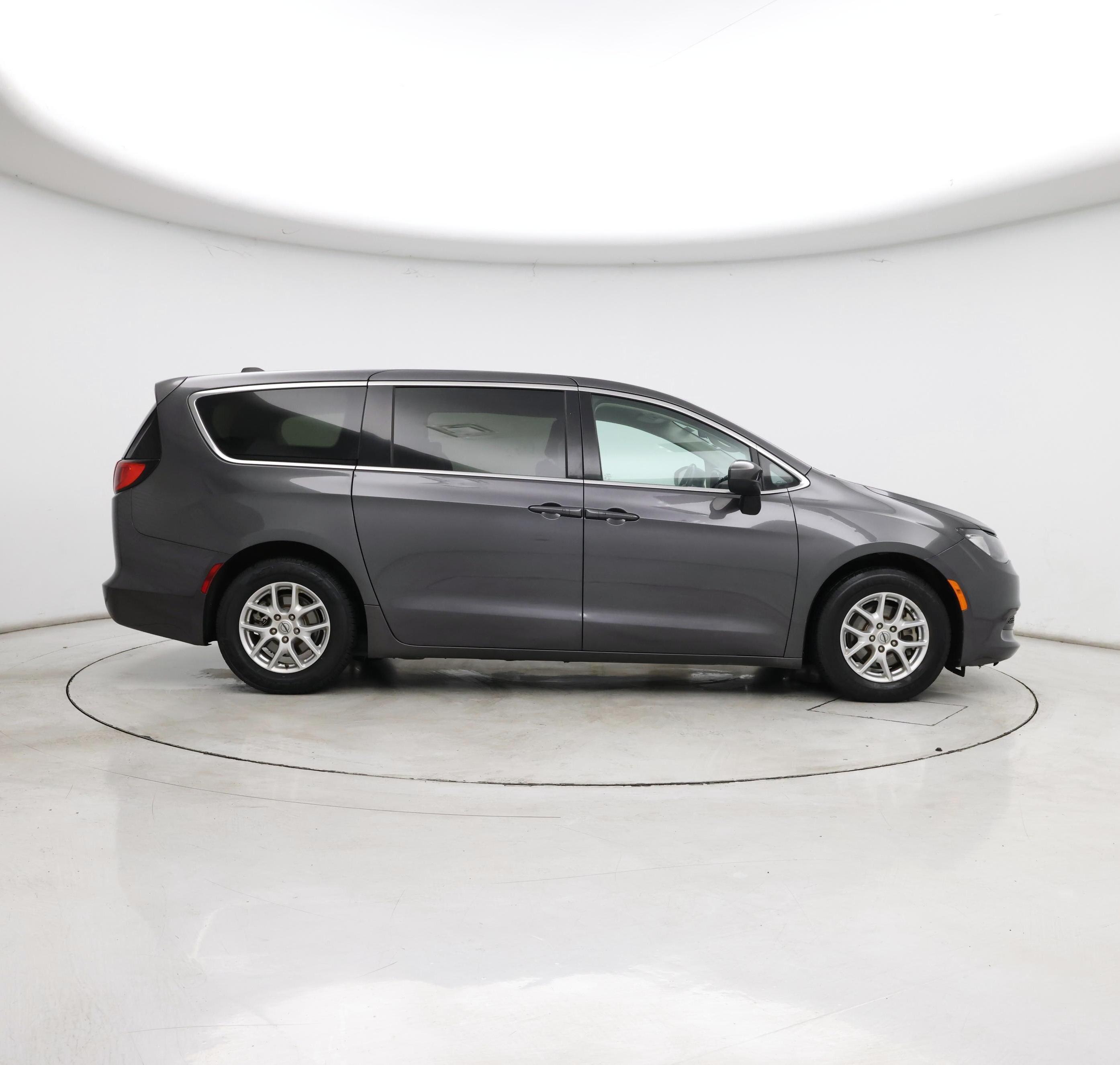 Thumbnail: 2022 Chrysler Voyager - 7