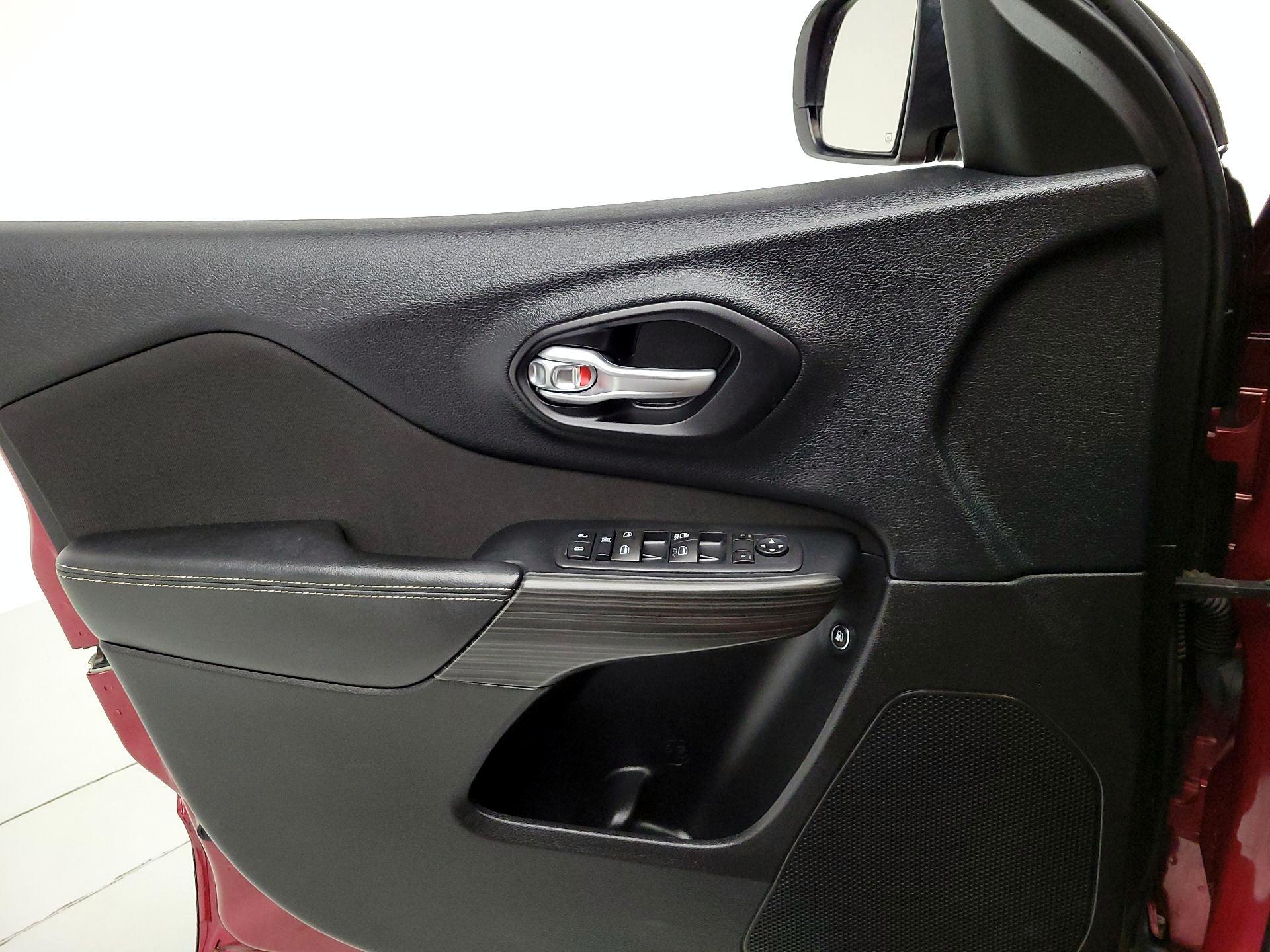 Thumbnail: 2015 Jeep Cherokee - 12