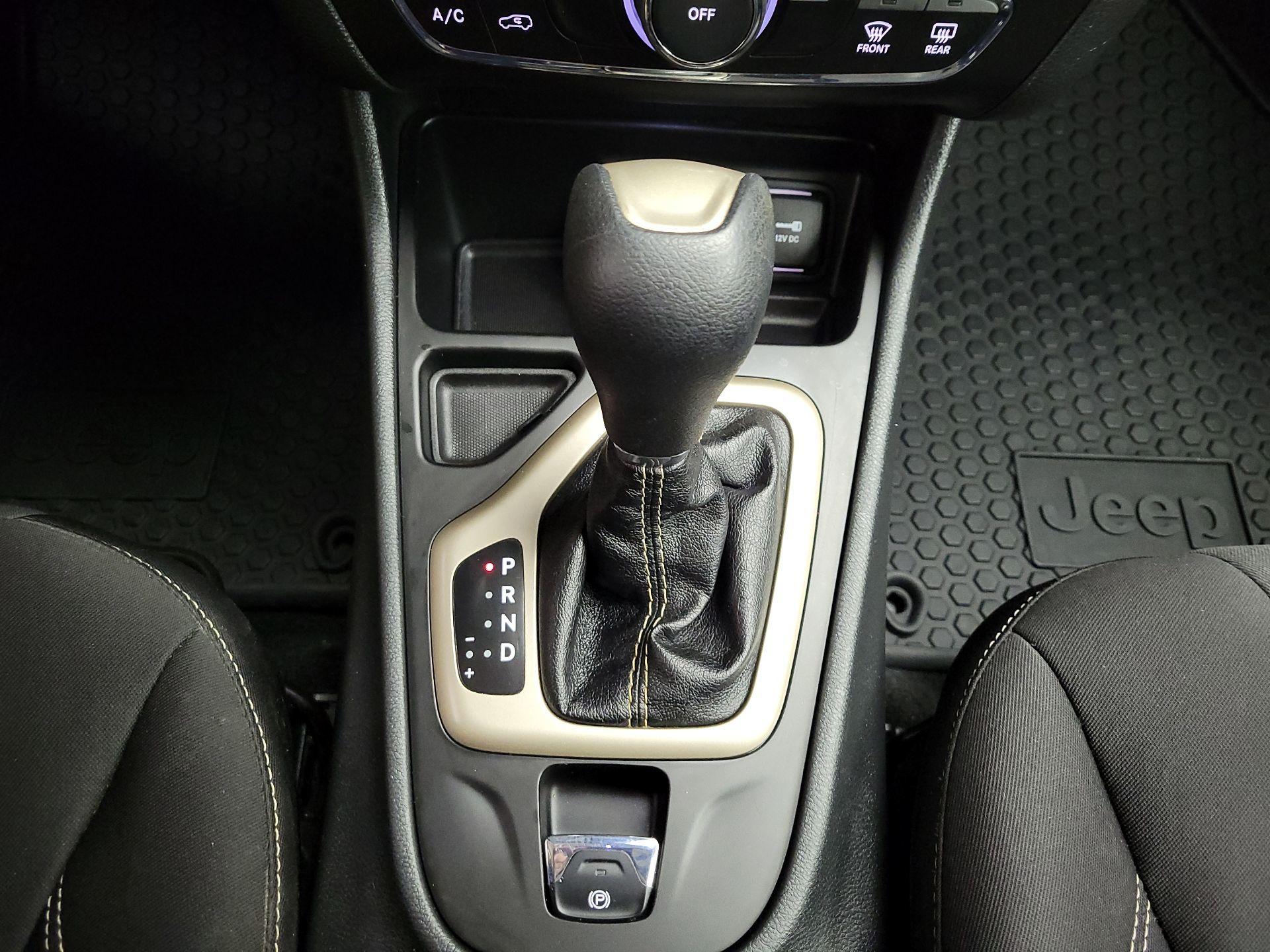 Thumbnail: 2015 Jeep Cherokee - 17