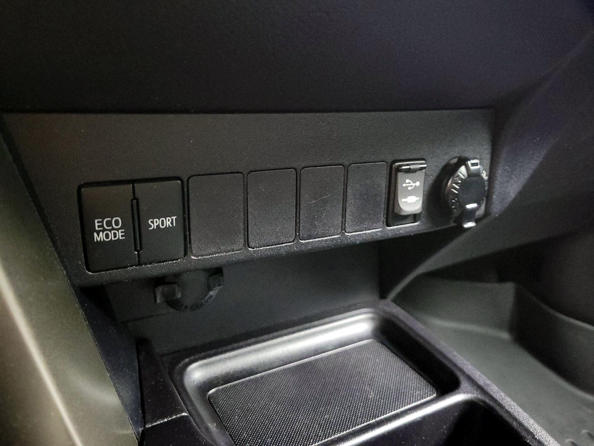 Thumbnail: 2015 Toyota RAV4 - 18