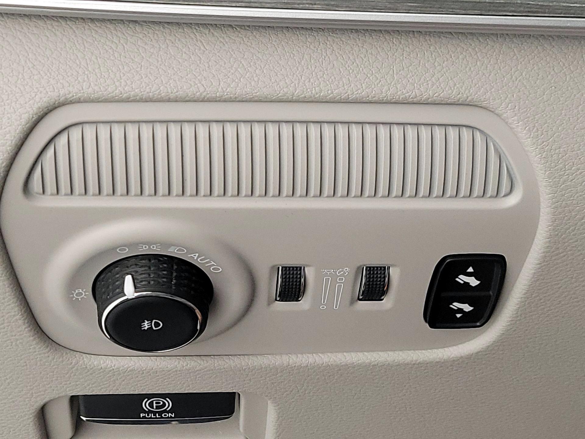 Thumbnail: 2023 Jeep Wagoneer - 13