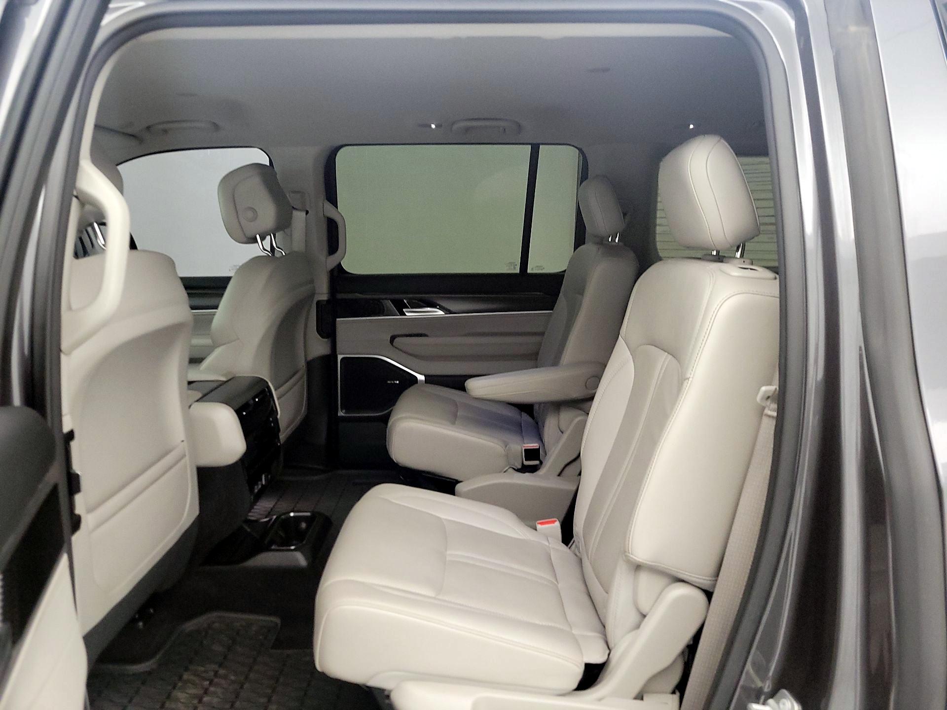 Thumbnail: 2023 Jeep Wagoneer - 20