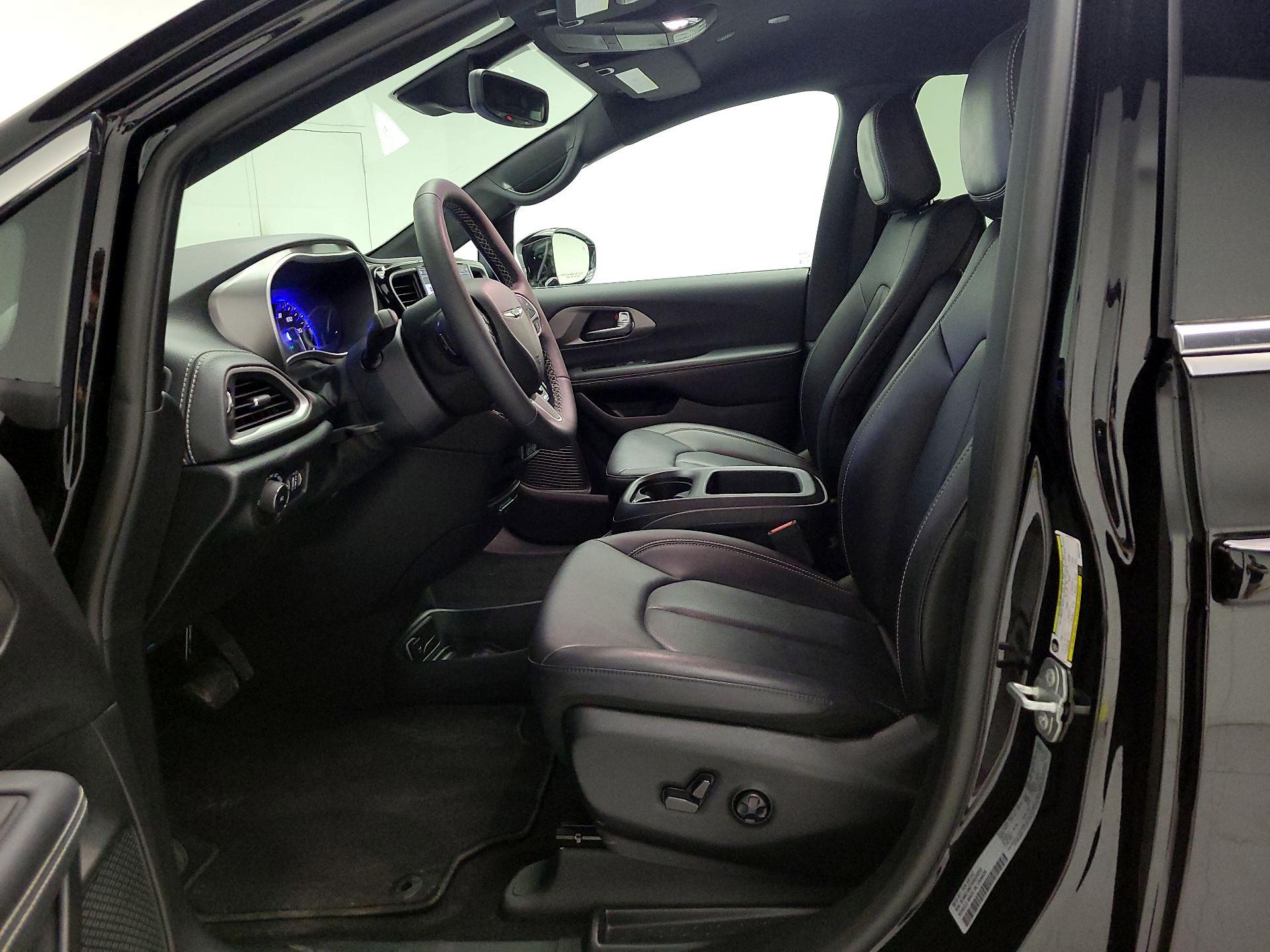 Thumbnail: 2025 Chrysler Pacifica - 11