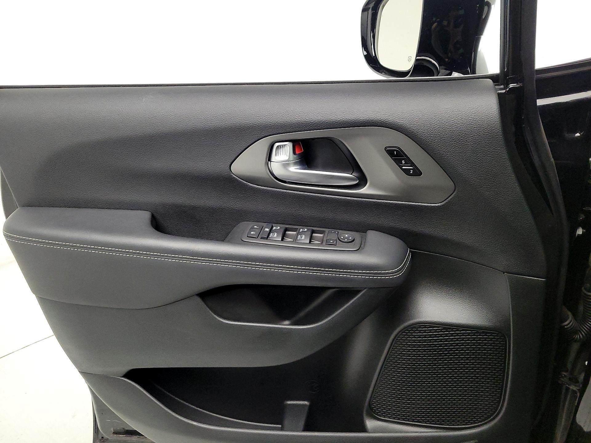 Thumbnail: 2025 Chrysler Pacifica - 12