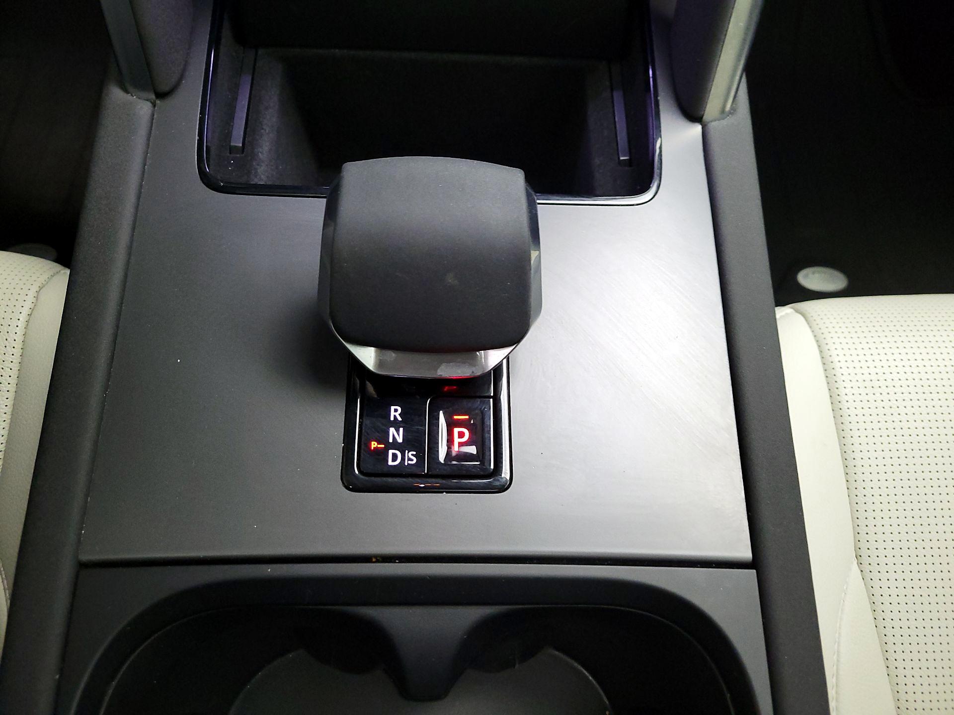 Thumbnail: 2024 Land Rover Discovery Sport - 17