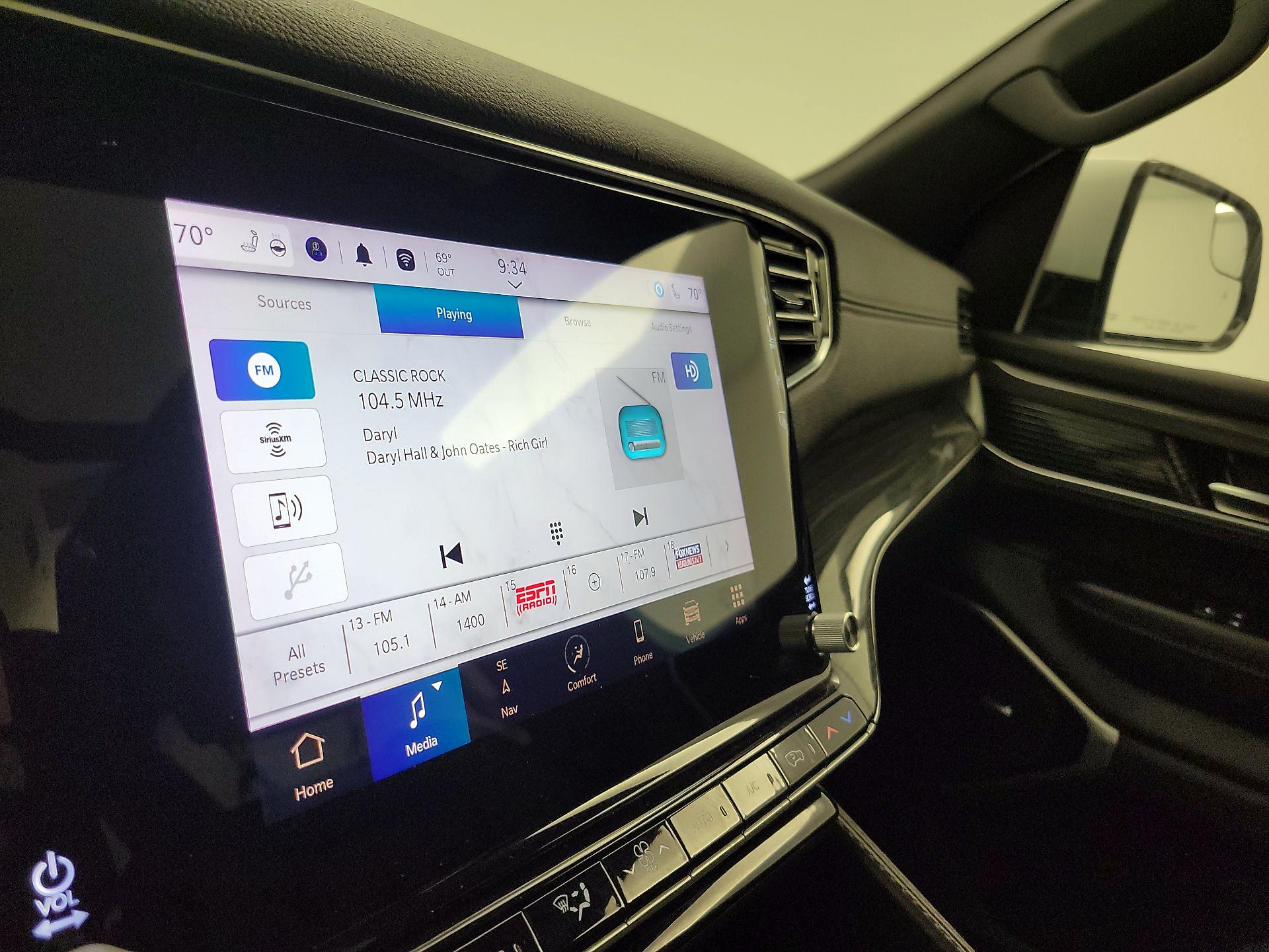 Thumbnail: 2022 Jeep Wagoneer - 16