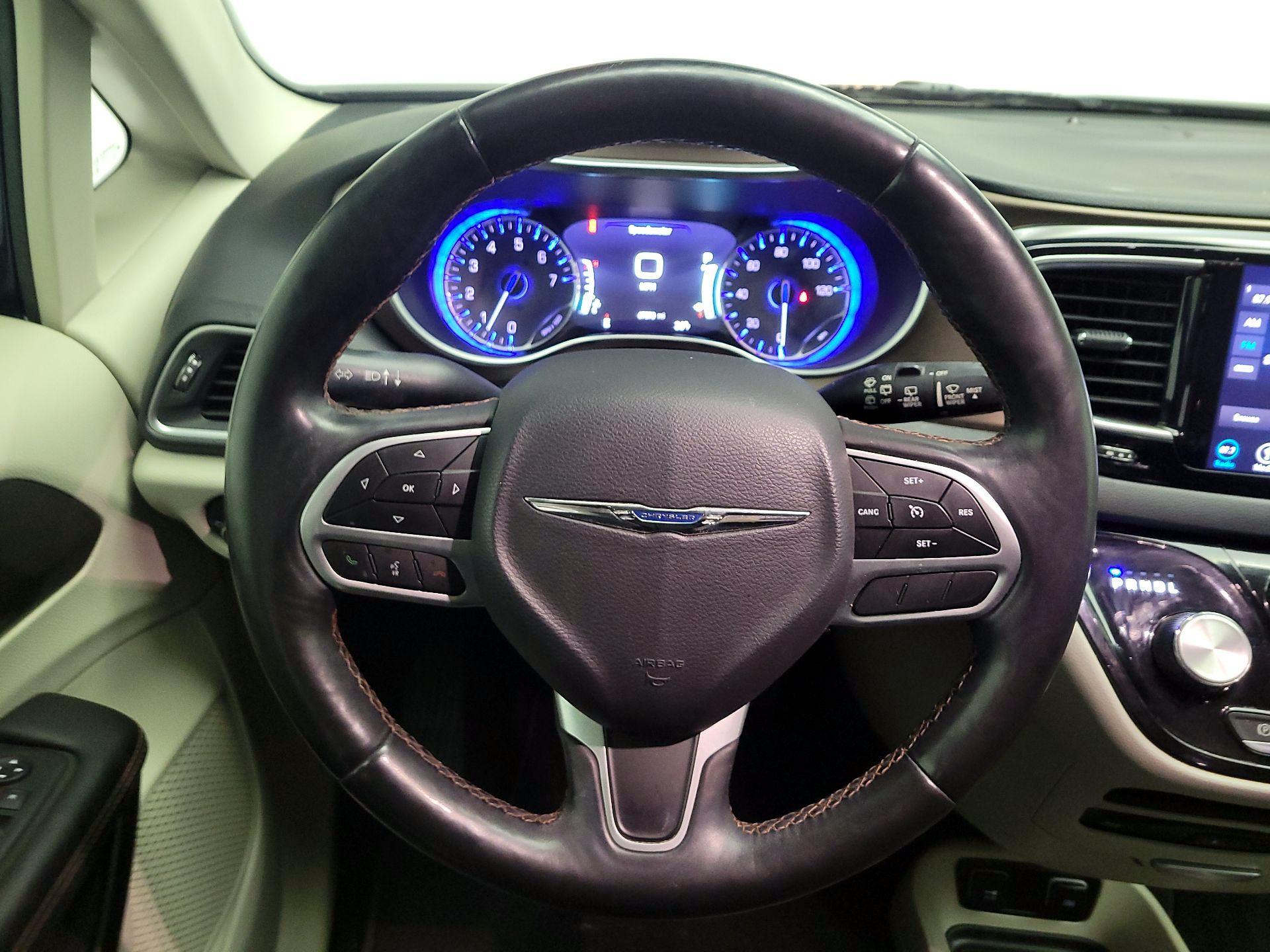 Thumbnail: 2018 Chrysler Pacifica - 10