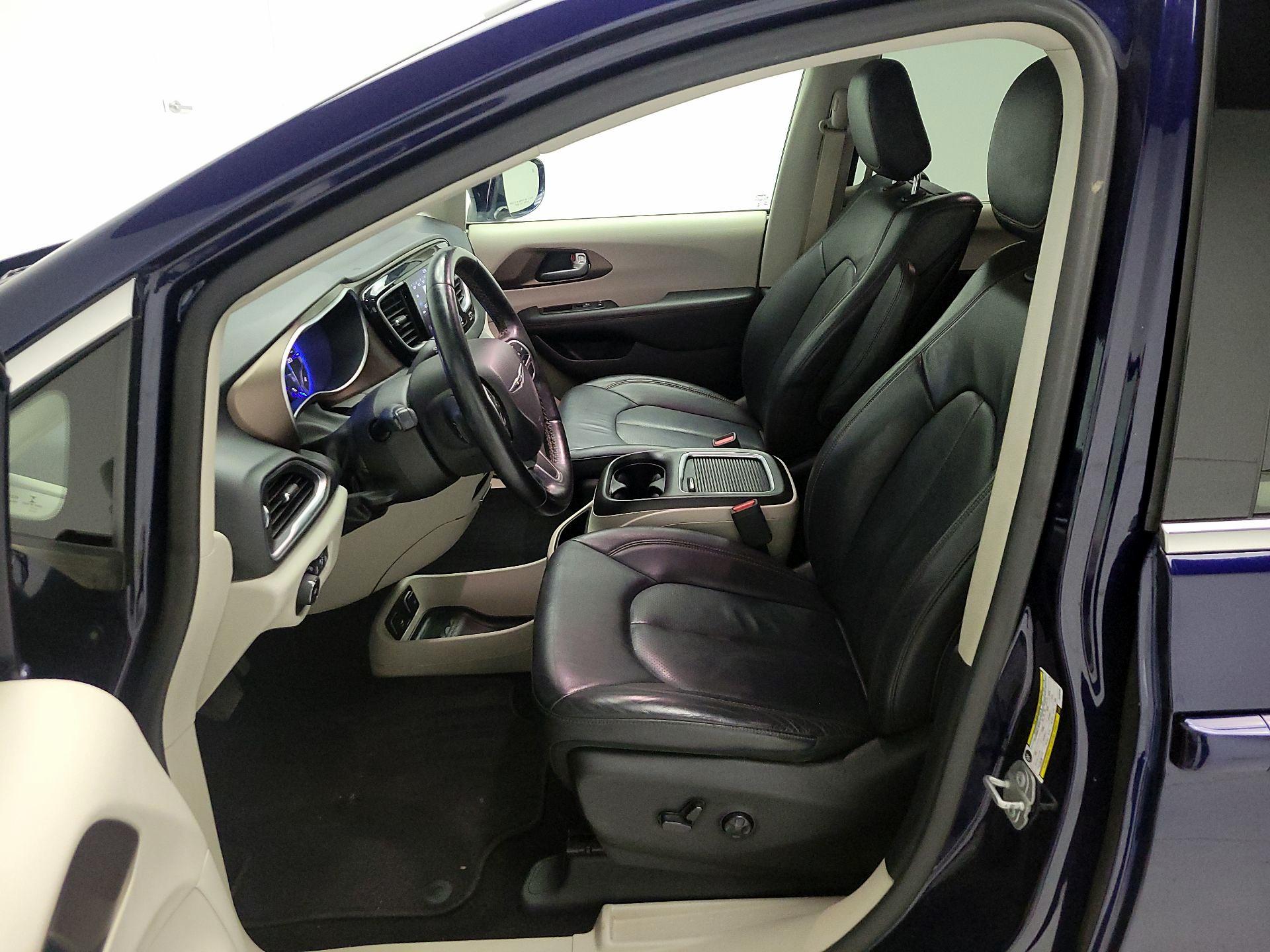 Thumbnail: 2018 Chrysler Pacifica - 11