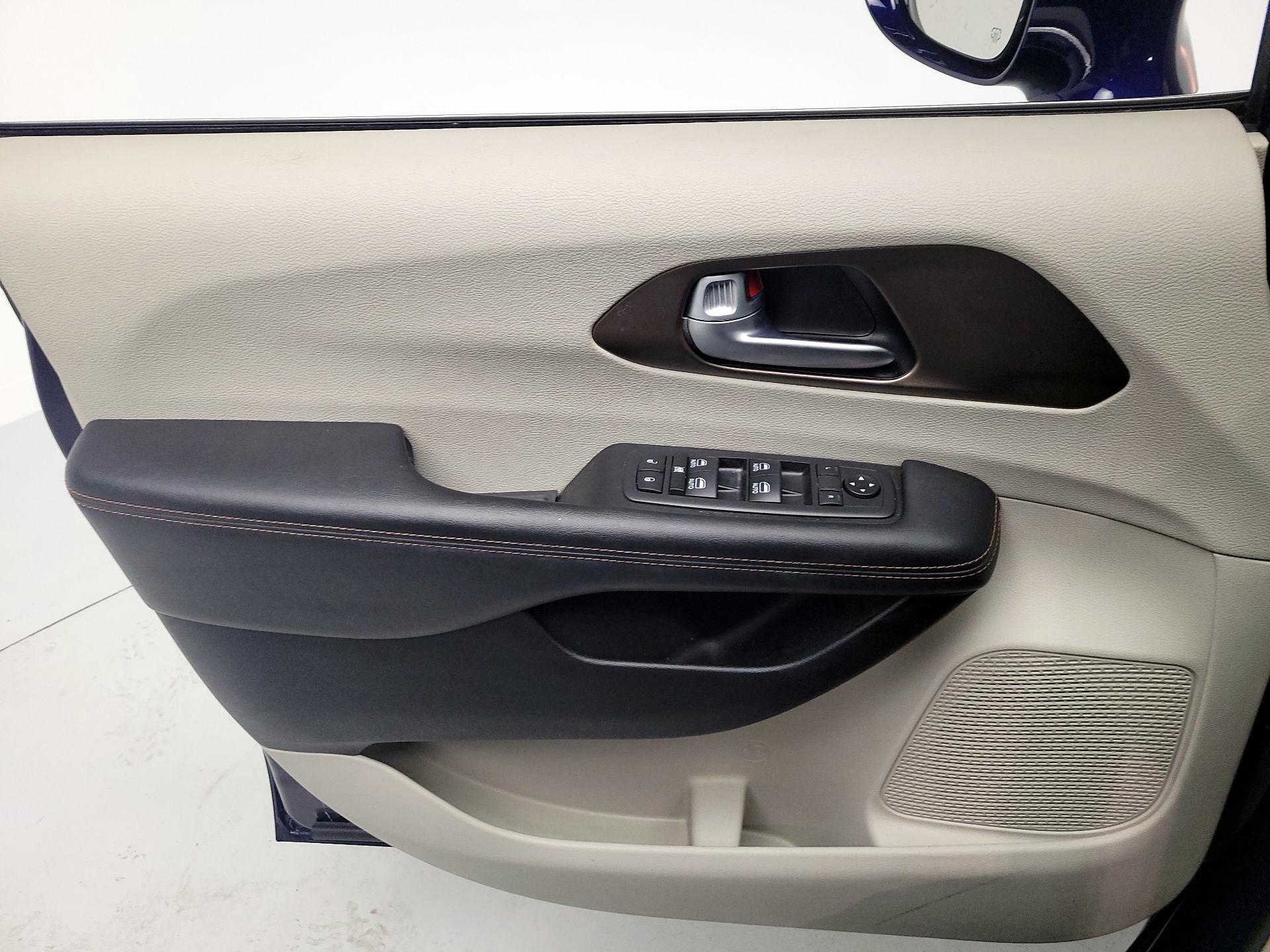 Thumbnail: 2018 Chrysler Pacifica - 12