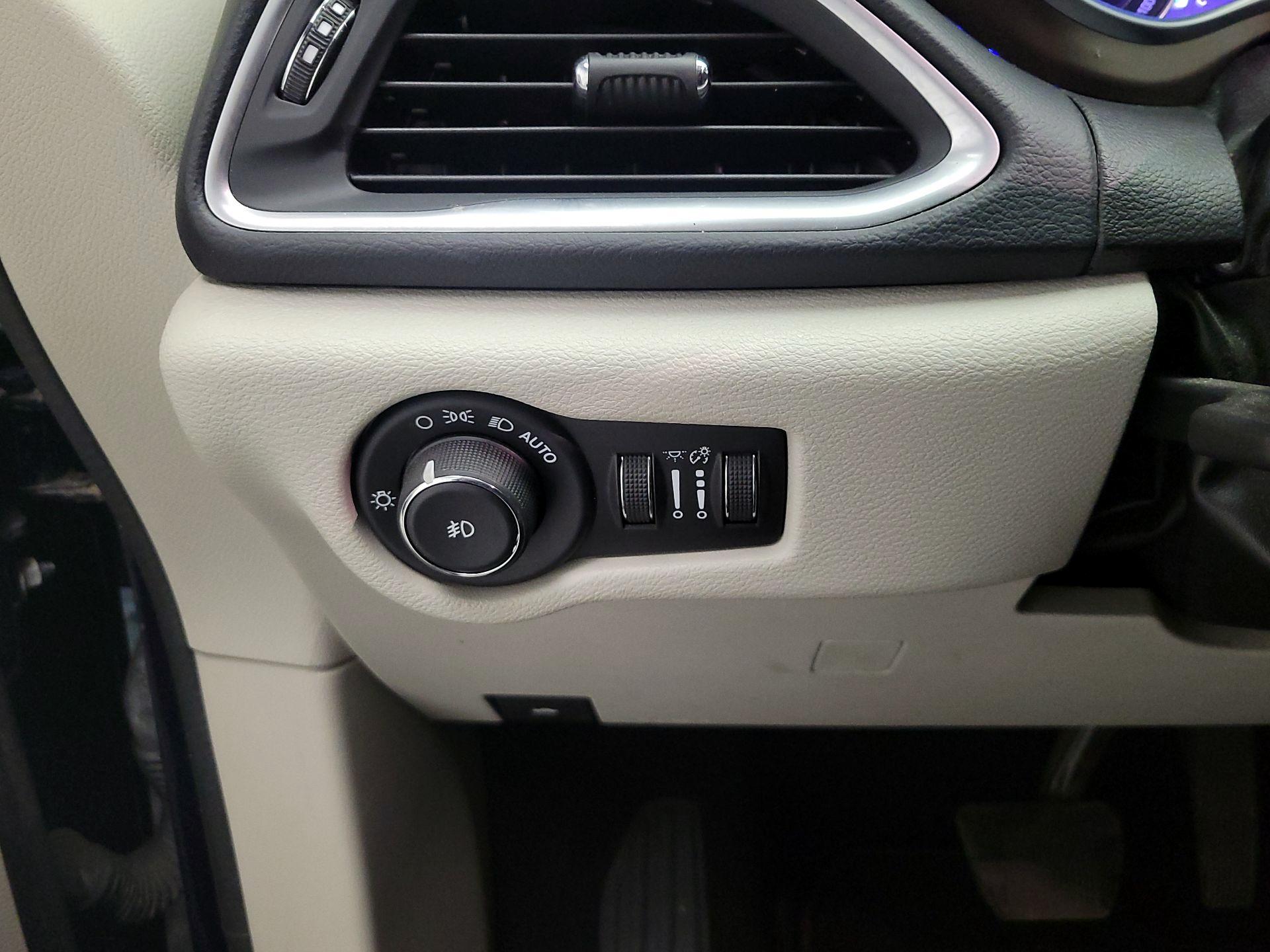 Thumbnail: 2018 Chrysler Pacifica - 13