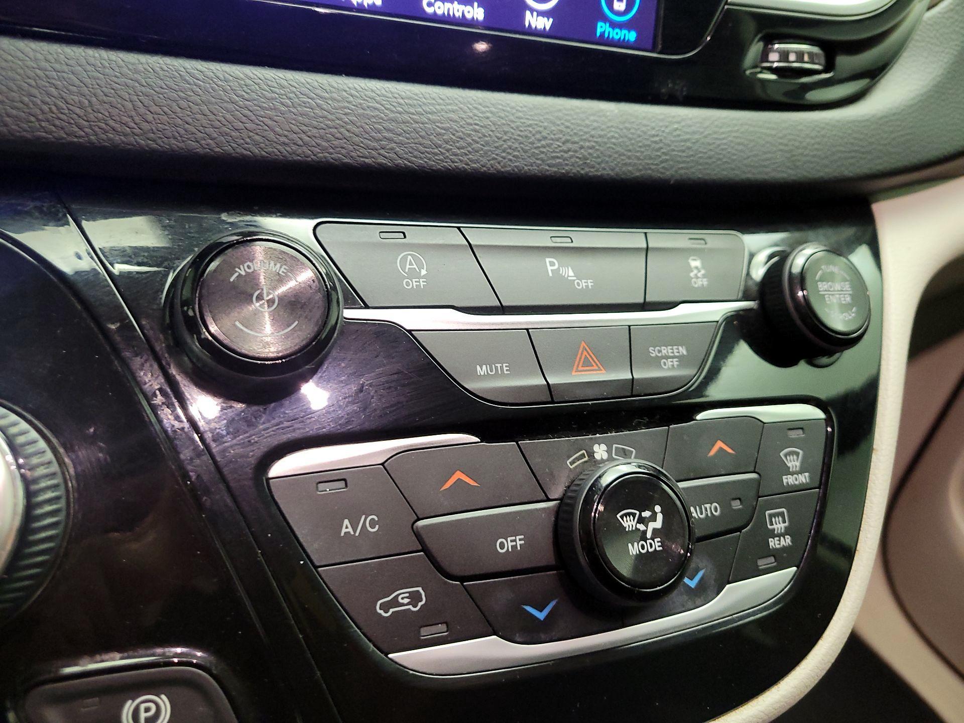 Thumbnail: 2018 Chrysler Pacifica - 16