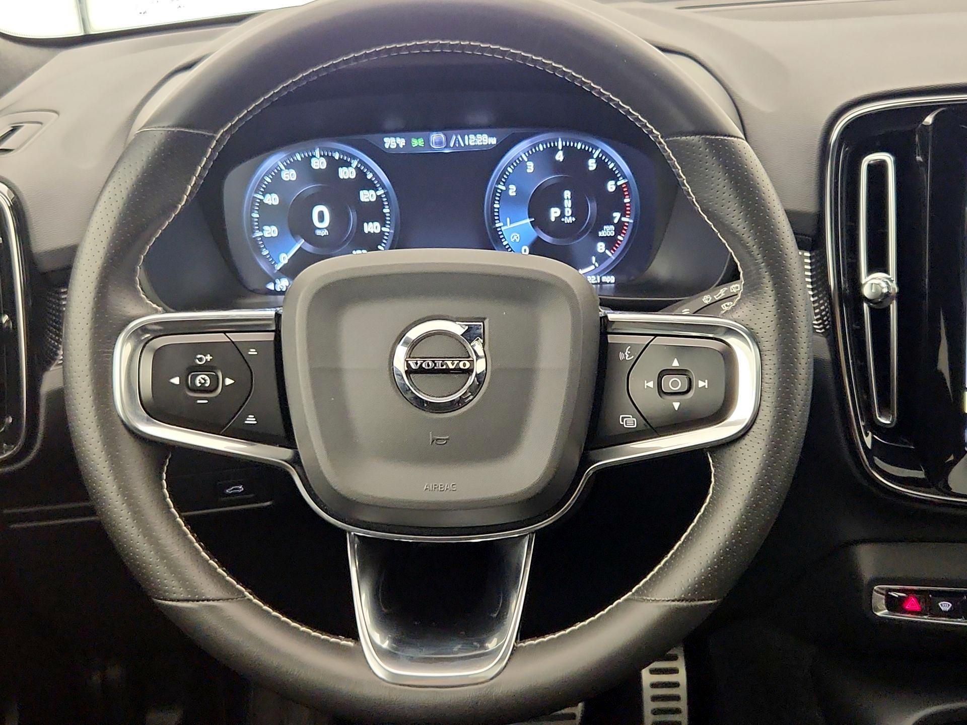 Thumbnail: 2021 Volvo XC40 - 10