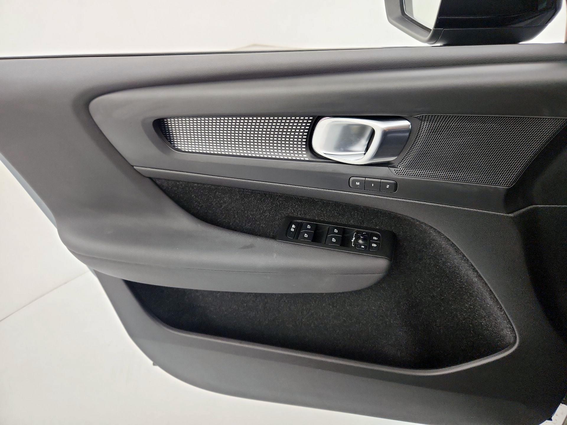 Thumbnail: 2021 Volvo XC40 - 12