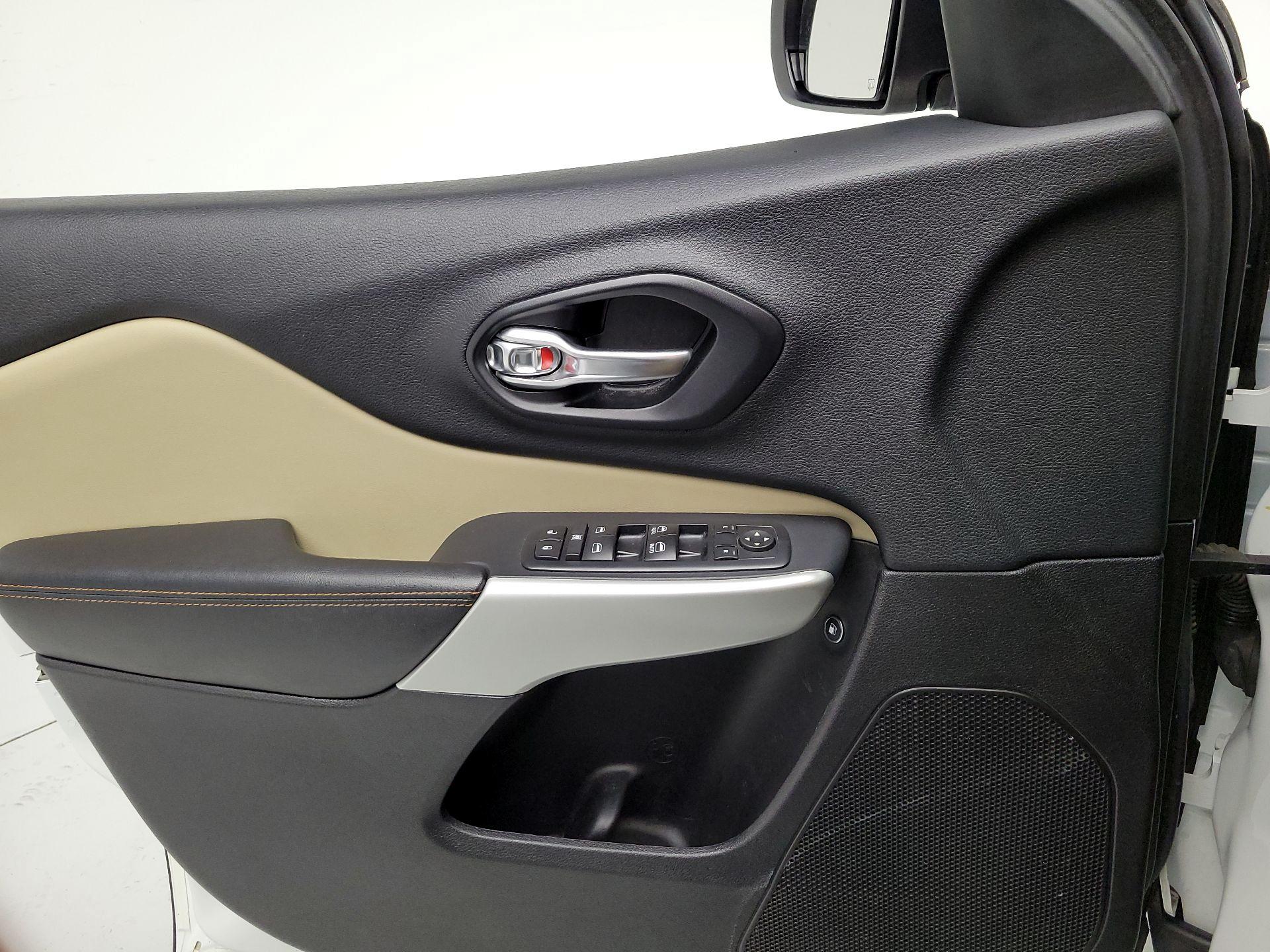 Thumbnail: 2017 Jeep Cherokee - 12