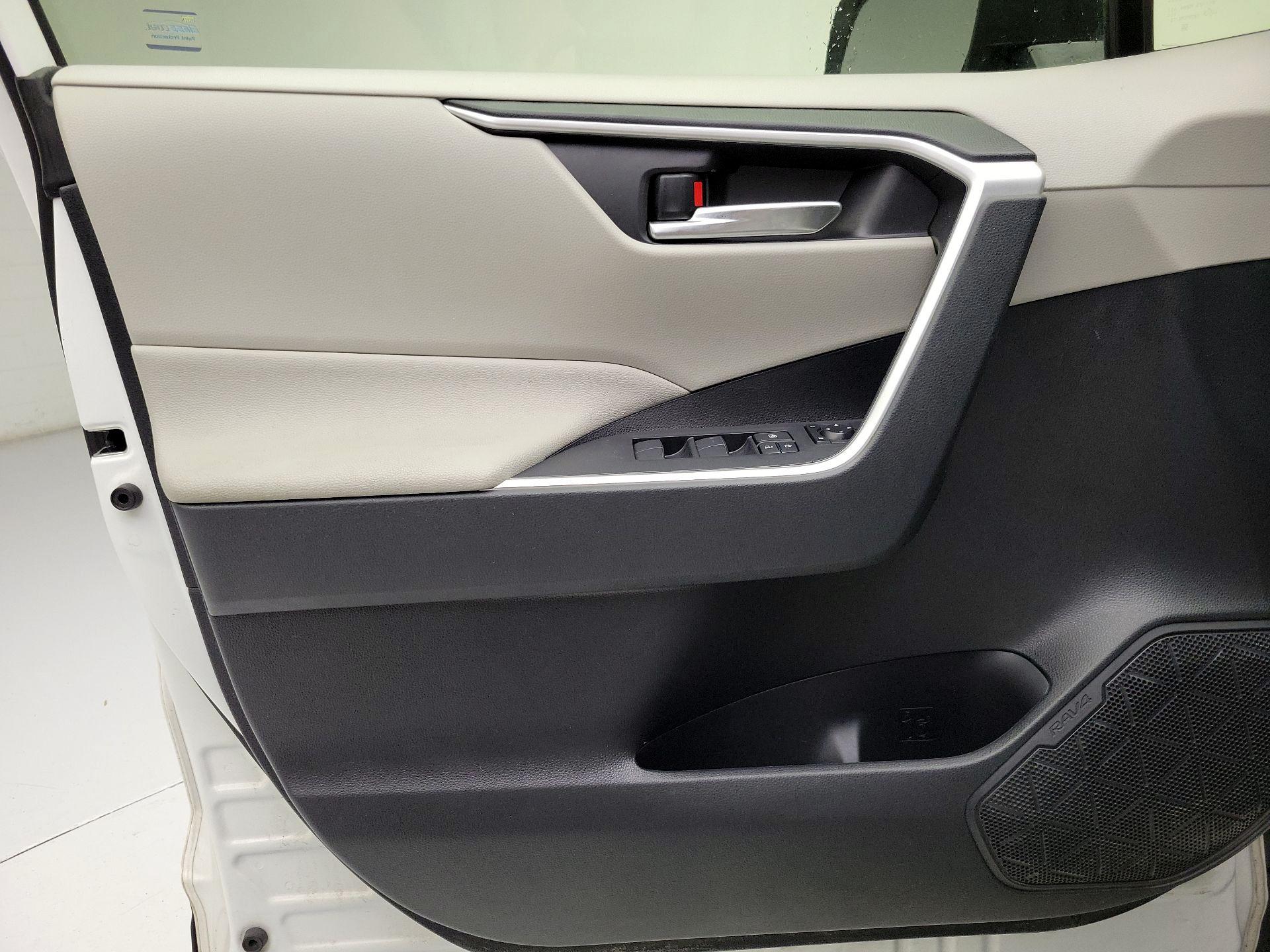 Thumbnail: 2019 Toyota RAV4 - 12