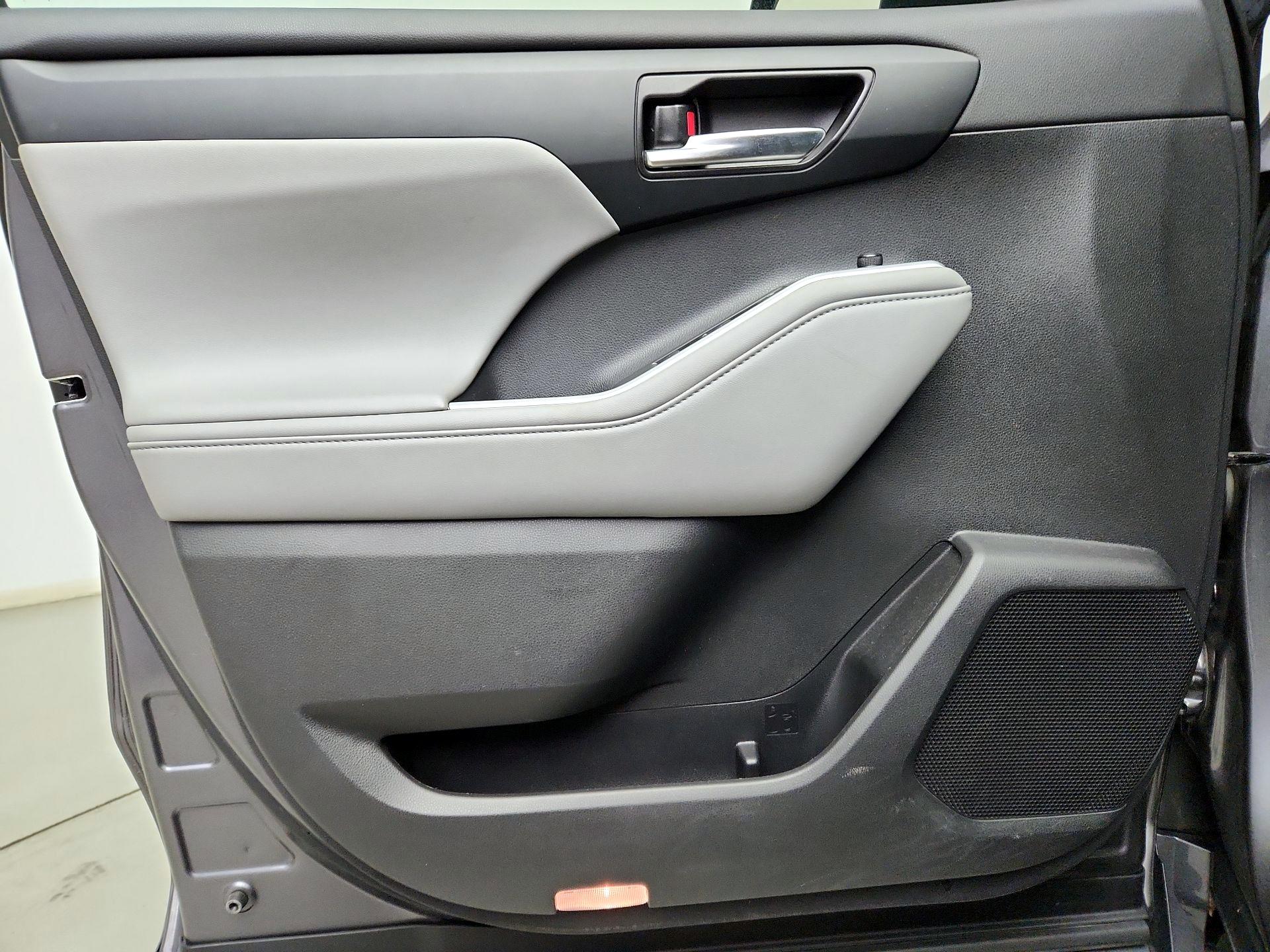 Thumbnail: 2022 Toyota Highlander - 12