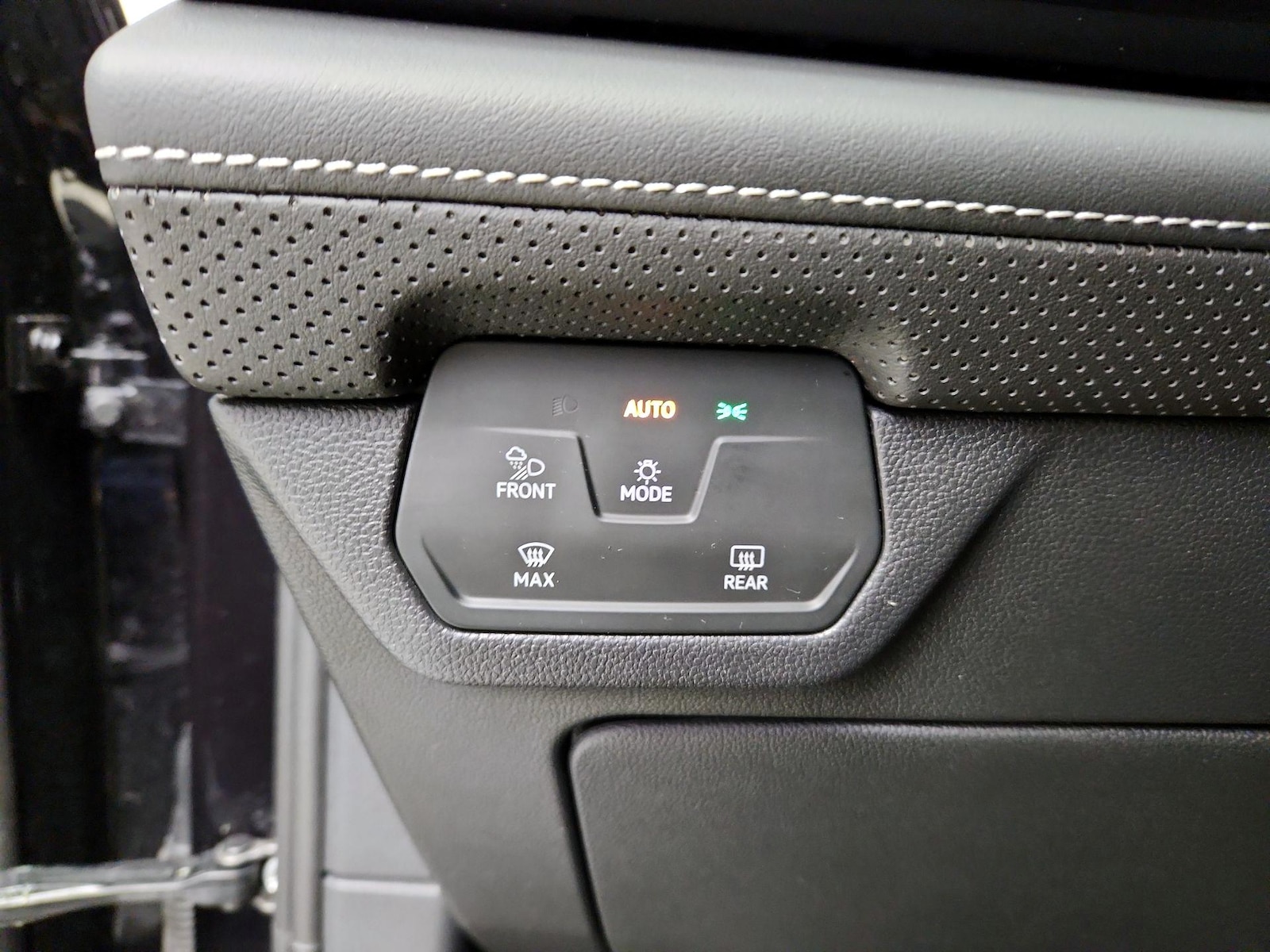 2025 Volkswagen Atlas SE w/Tech - Photo 14
