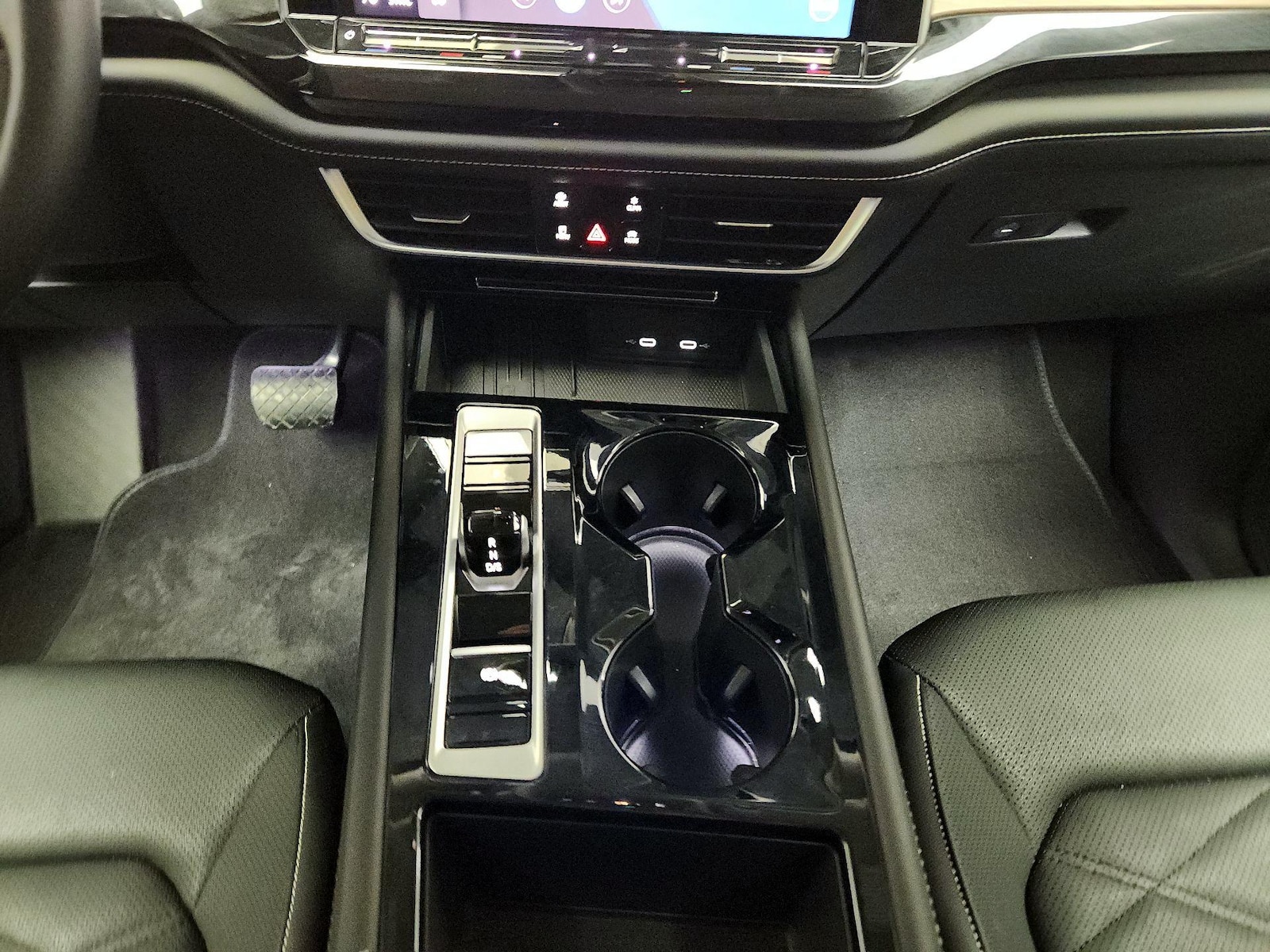 2025 Volkswagen Atlas SE w/Tech - Photo 18