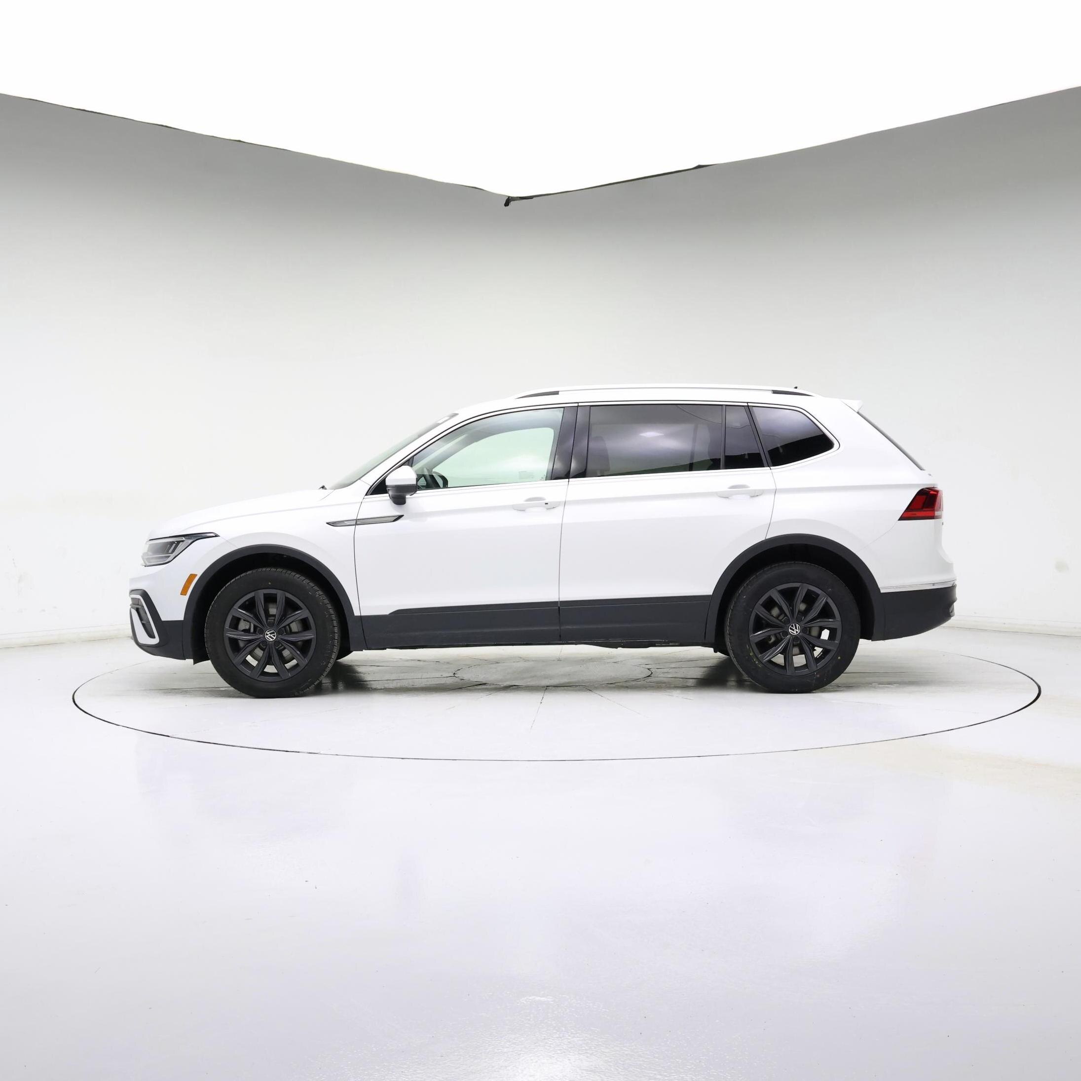 Thumbnail: 2024 Volkswagen Tiguan - 3