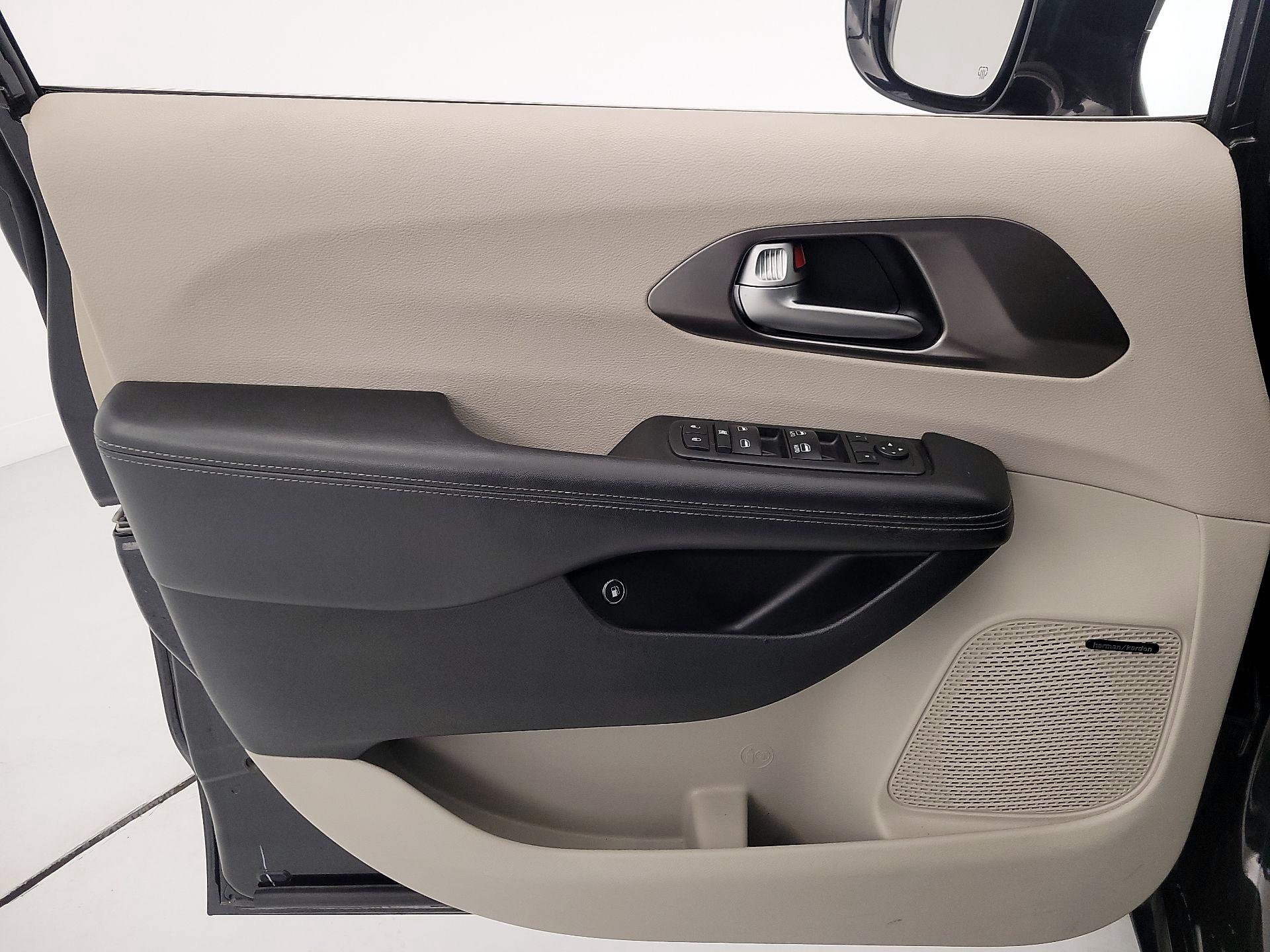 Thumbnail: 2018 Chrysler Pacifica - 12