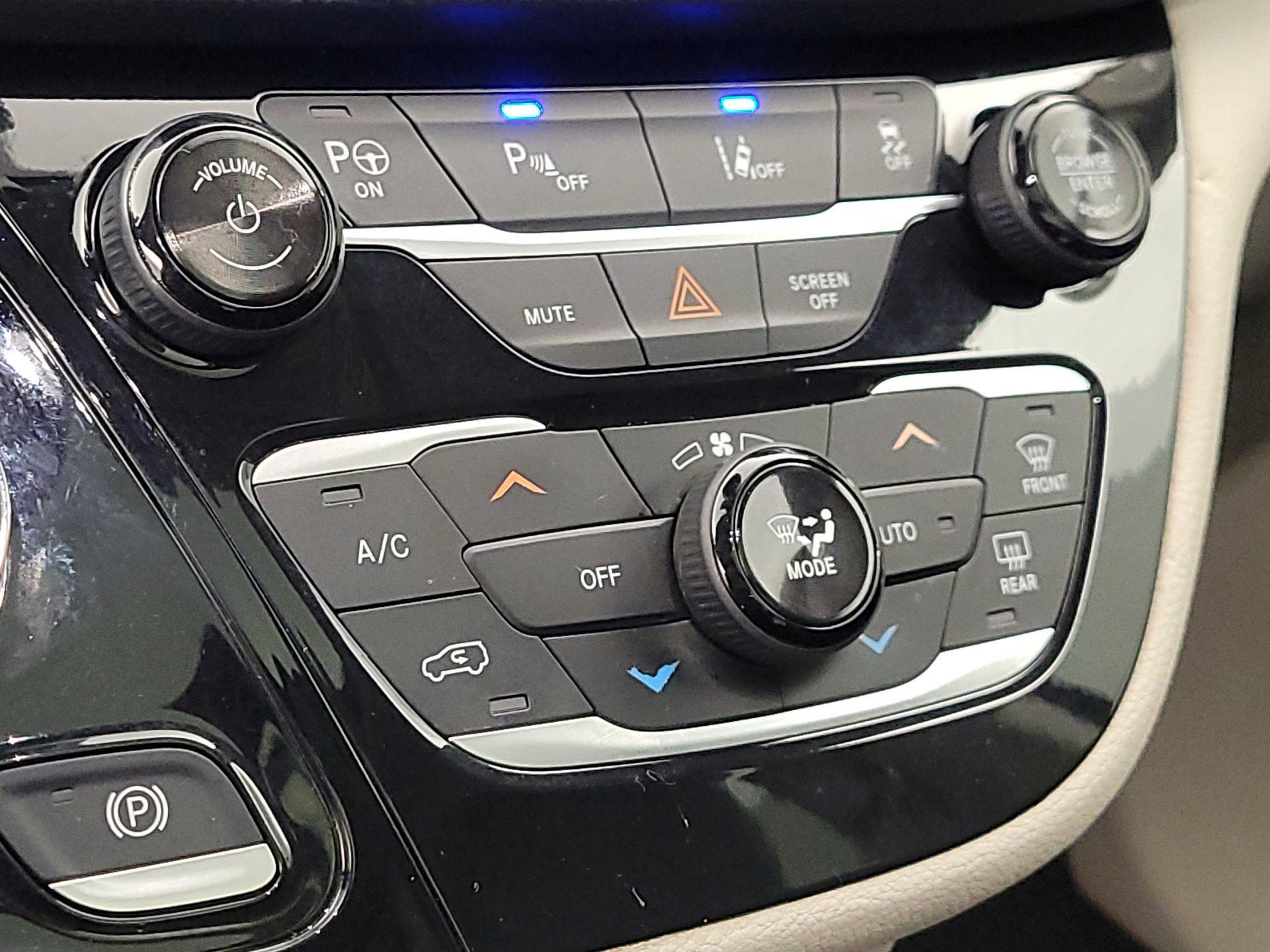 Thumbnail: 2018 Chrysler Pacifica - 17