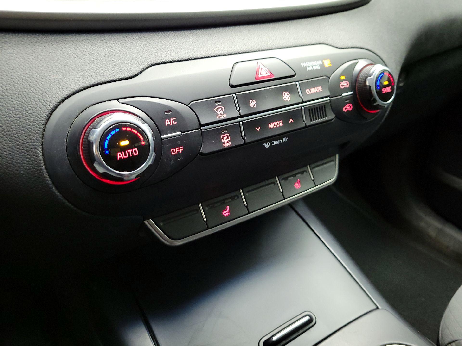 Thumbnail: 2017 Kia Sorento - 16