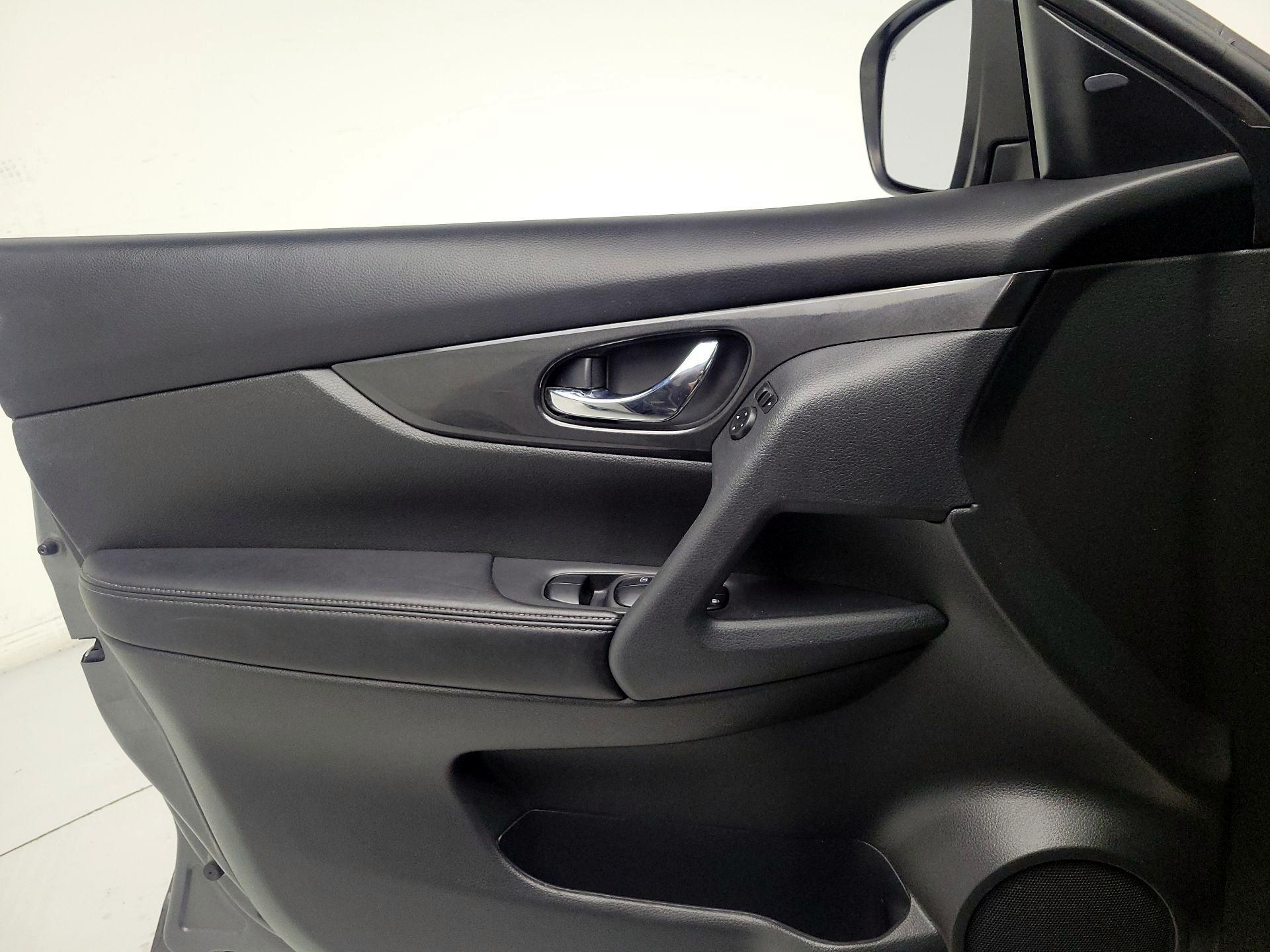 Thumbnail: 2017 Nissan Rogue - 12