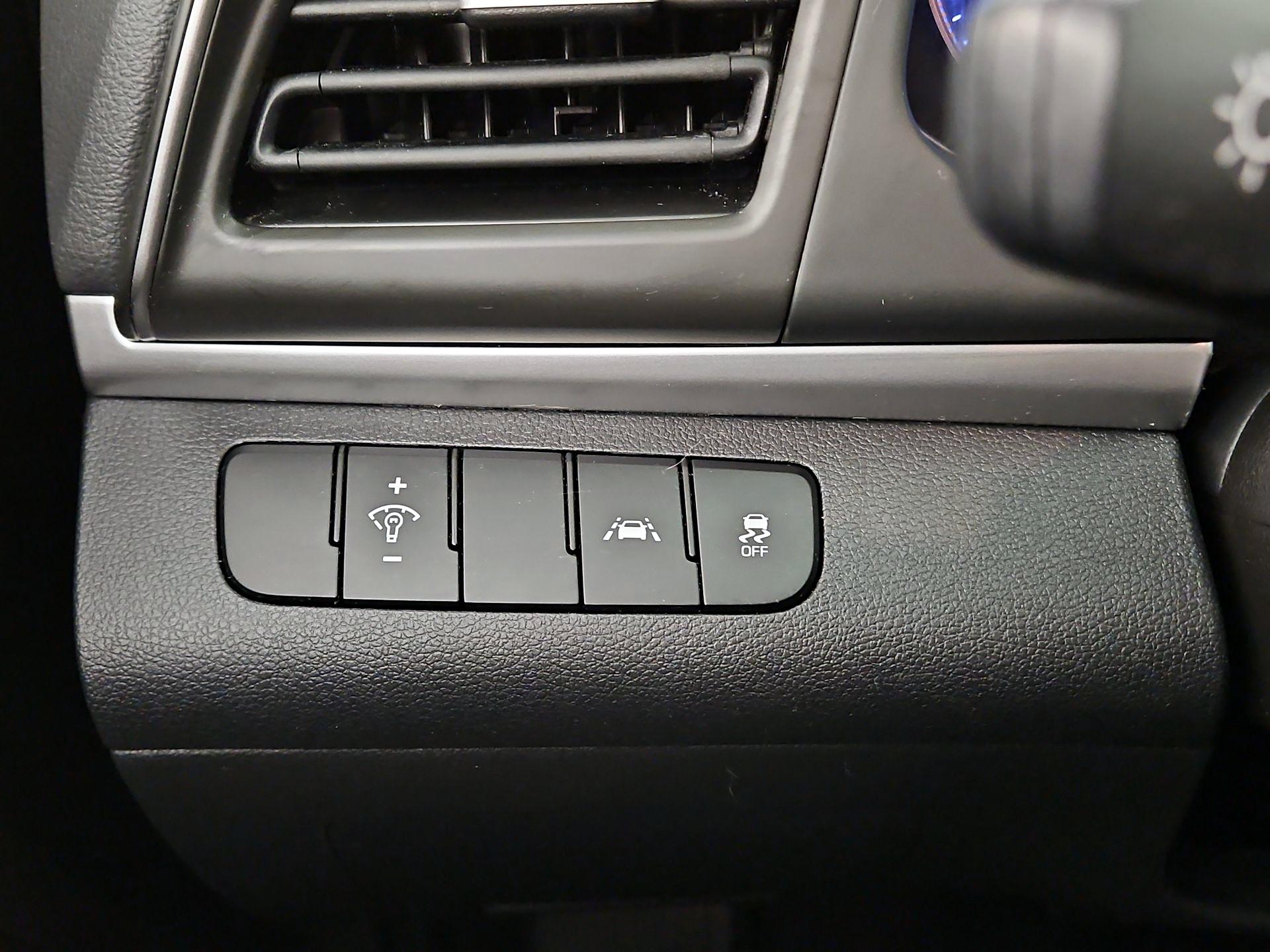 Thumbnail: 2020 Hyundai Elantra - 13