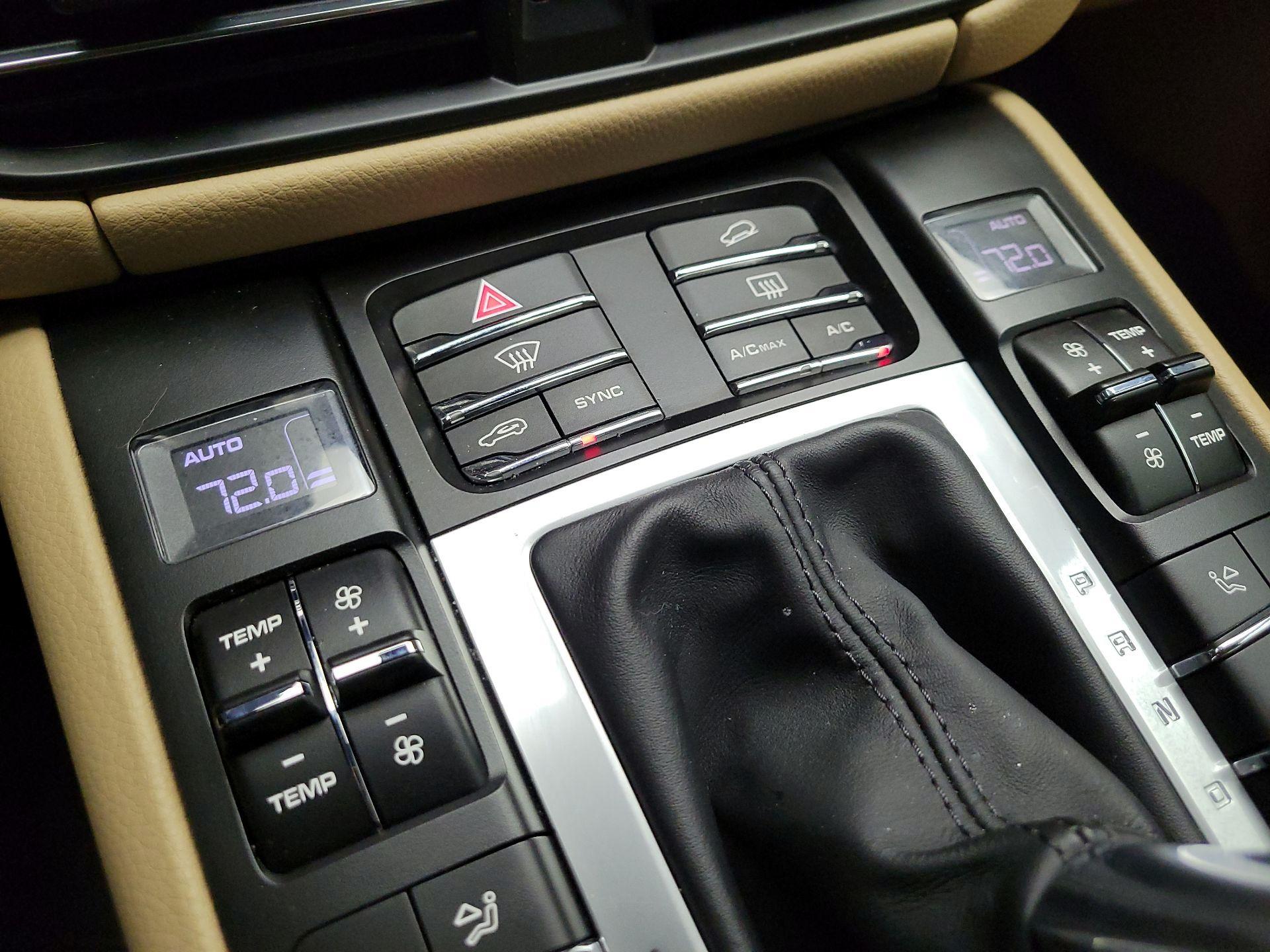 Thumbnail: 2021 Porsche Macan - 16