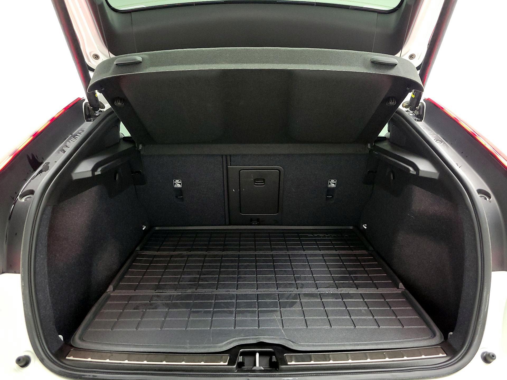 Thumbnail: 2023 Volvo C40 - 16