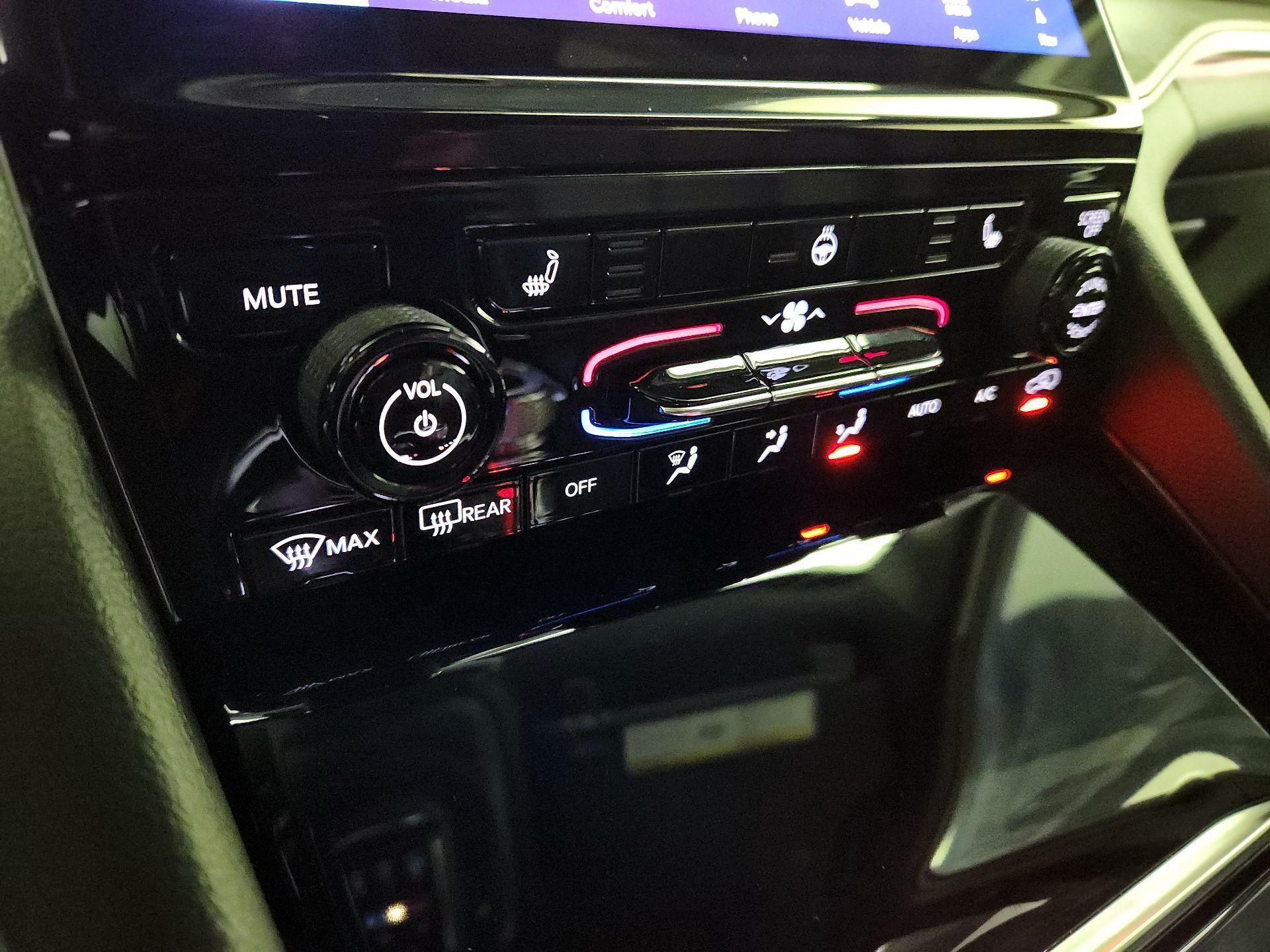 Thumbnail: 2024 Jeep Grand Cherokee L - 17