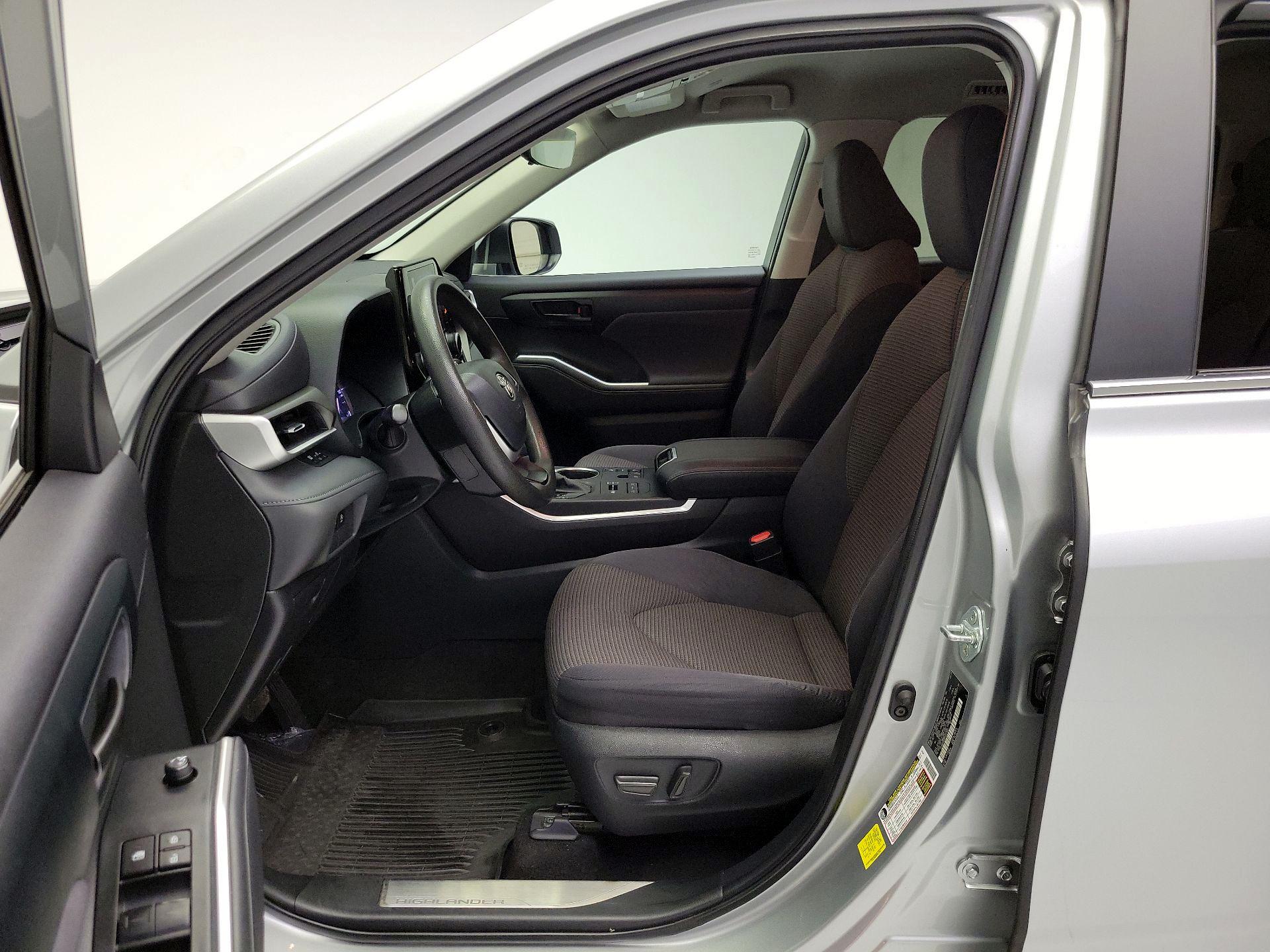 Thumbnail: 2023 Toyota Highlander - 11