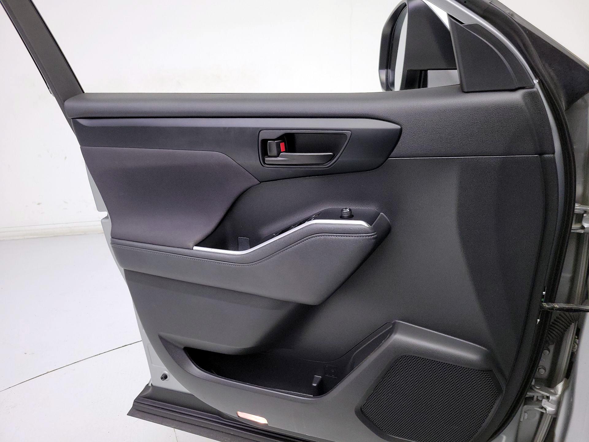 Thumbnail: 2023 Toyota Highlander - 12