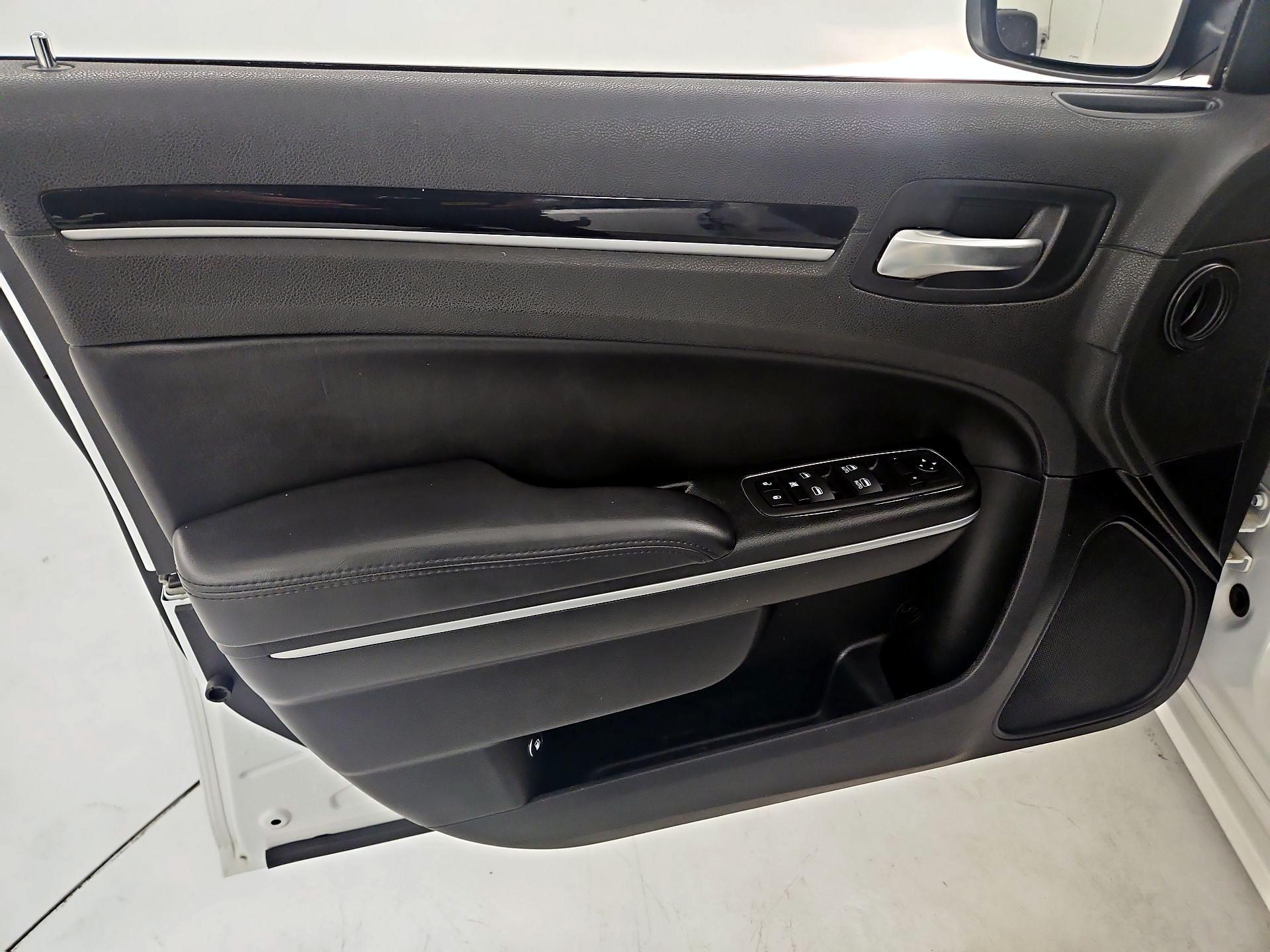 Thumbnail: 2023 Chrysler 300 - 12