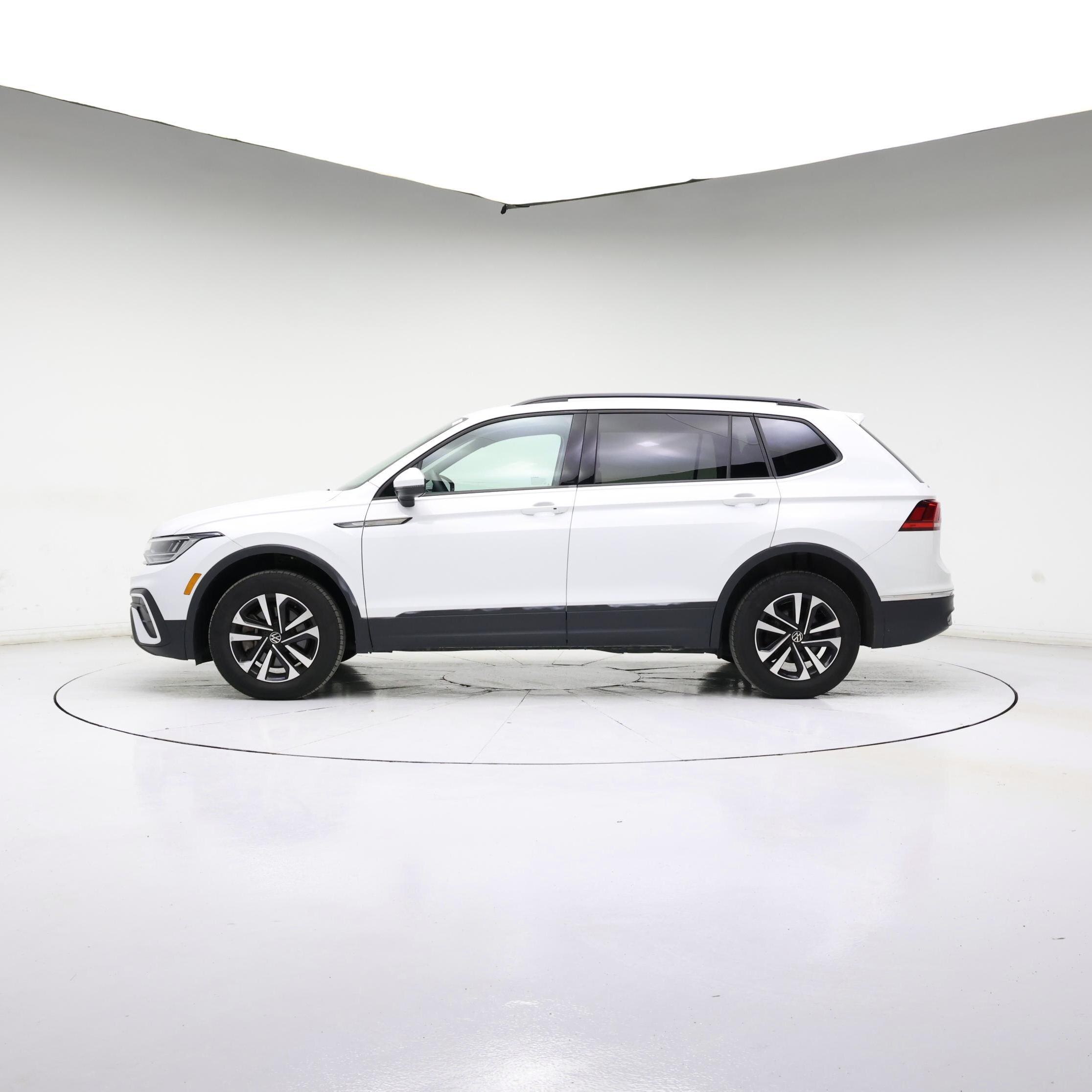 Thumbnail: 2022 Volkswagen Tiguan - 3