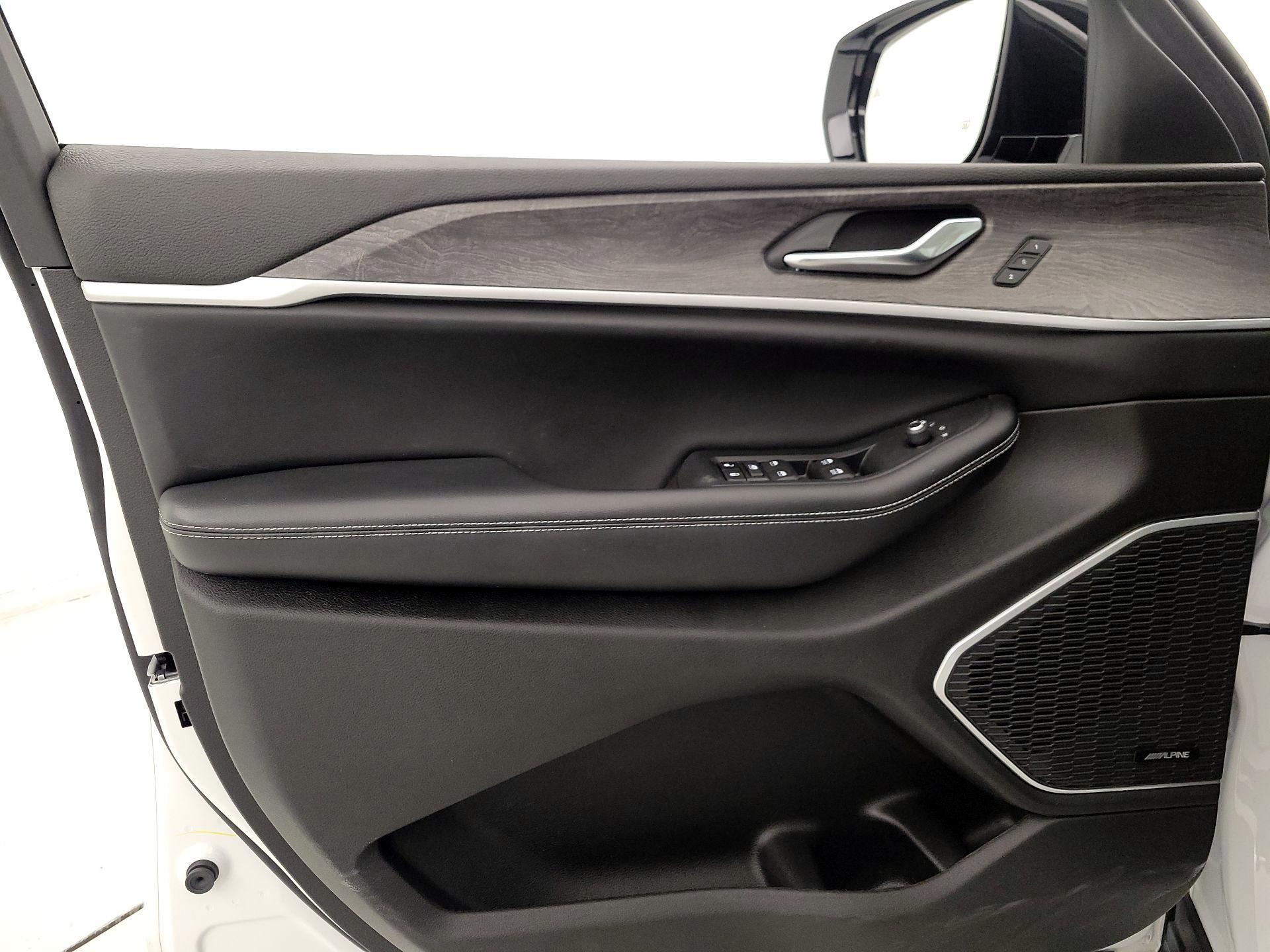 Thumbnail: 2023 Jeep Grand Cherokee - 12