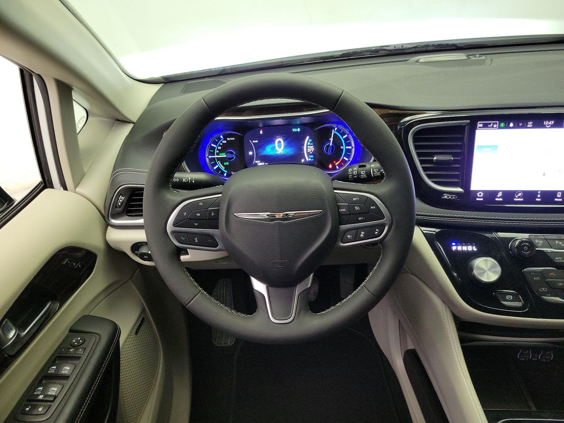 Thumbnail: 2023 Chrysler Pacifica - 10